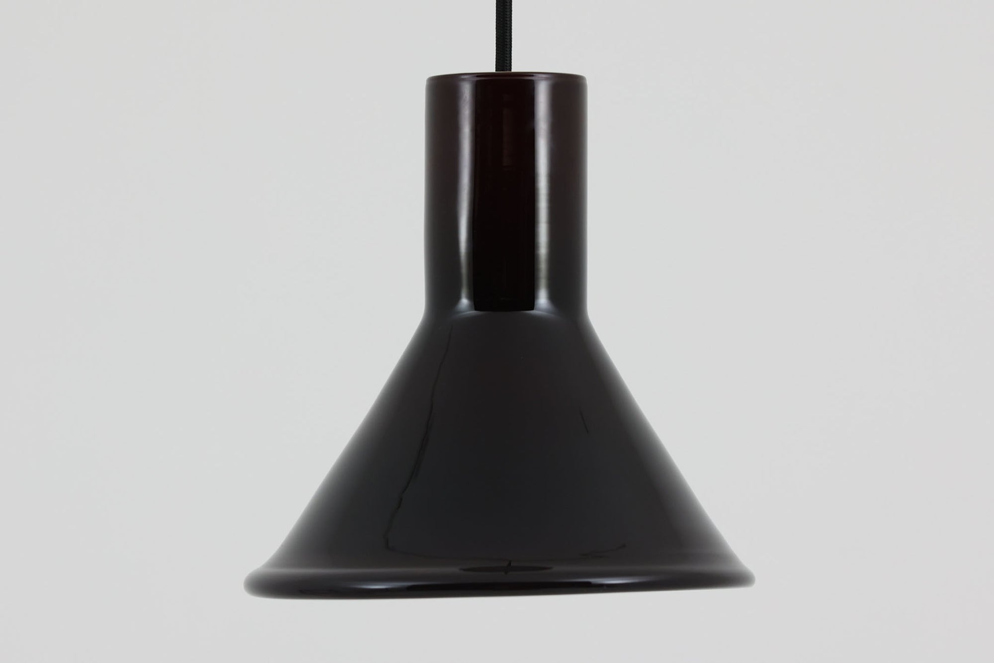 北欧より買い付けた、Holmgaard社製ビンテージランプです。照明部分はデンマークを代表する照明メーカーFog & morup社によって作成されています。Holmgaard社のペンダントライトの中でも人気の「P&T PENDEL」シリーズで内と外側の2層の色味が特徴的です。消灯＆点灯時にそれぞれ違った表情を見せてくれる素敵なデザインです。