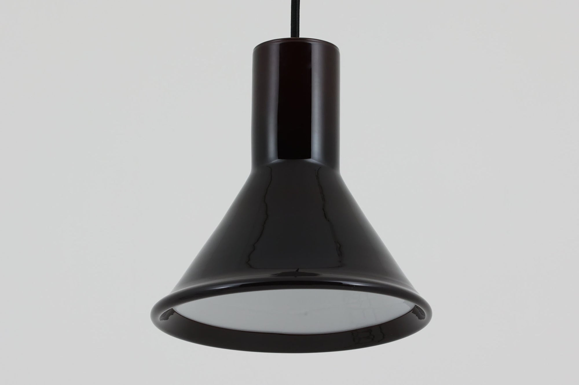 北欧より買い付けた、Holmgaard社製ビンテージランプです。照明部分はデンマークを代表する照明メーカーFog &amp; morup社によって作成されています。Holmgaard社のペンダントライトの中でも人気の「P&amp;T PENDEL」シリーズで内と外側の2層の色味が特徴的です。消灯＆点灯時にそれぞれ違った表情を見せてくれる素敵なデザインです。