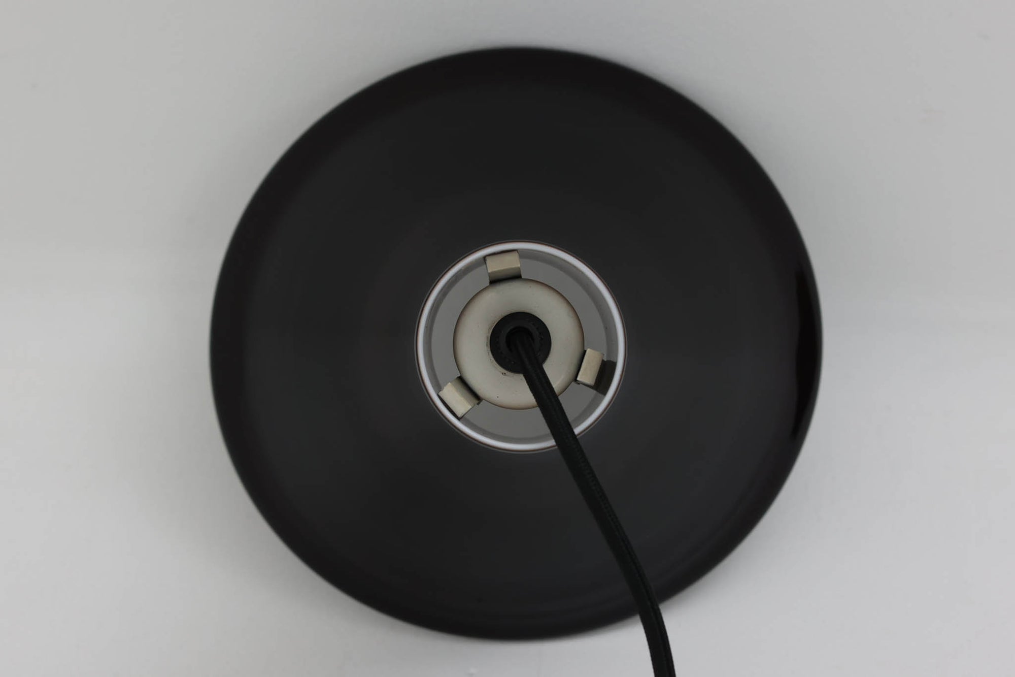 北欧より買い付けた、Holmgaard社製ビンテージランプです。照明部分はデンマークを代表する照明メーカーFog &amp; morup社によって作成されています。Holmgaard社のペンダントライトの中でも人気の「P&amp;T PENDEL」シリーズで内と外側の2層の色味が特徴的です。消灯＆点灯時にそれぞれ違った表情を見せてくれる素敵なデザインです。