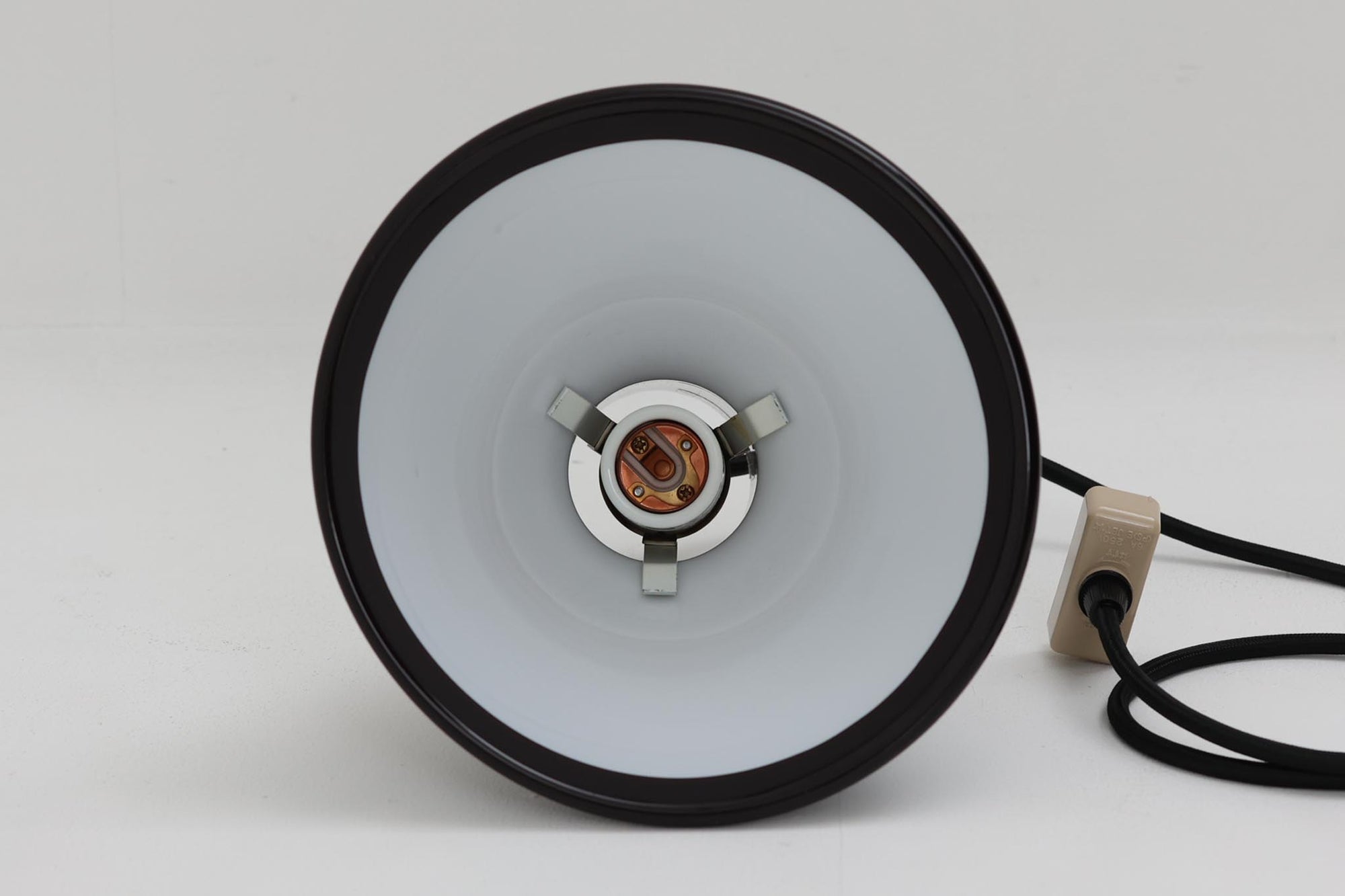 北欧より買い付けた、Holmgaard社製ビンテージランプです。照明部分はデンマークを代表する照明メーカーFog &amp; morup社によって作成されています。Holmgaard社のペンダントライトの中でも人気の「P&amp;T PENDEL」シリーズで内と外側の2層の色味が特徴的です。消灯＆点灯時にそれぞれ違った表情を見せてくれる素敵なデザインです。