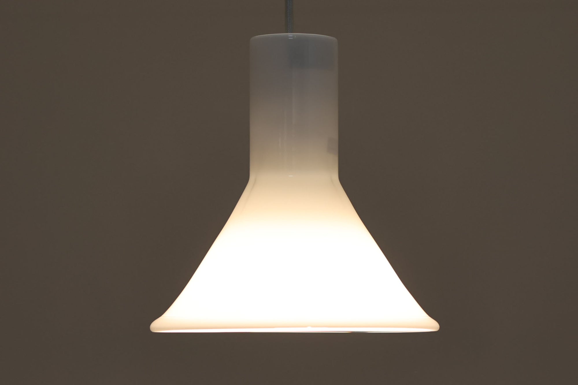 北欧より買い付けた、Holmgaard社製ビンテージランプです。照明部分はデンマークを代表する照明メーカーFog & morup社によって作成されています。Holmgaard社のペンダントライトの中でも人気の「P&T PENDEL」シリーズで内と外側の2層の色味が特徴的です。消灯＆点灯時にそれぞれ違った表情を見せてくれる素敵なデザインです。