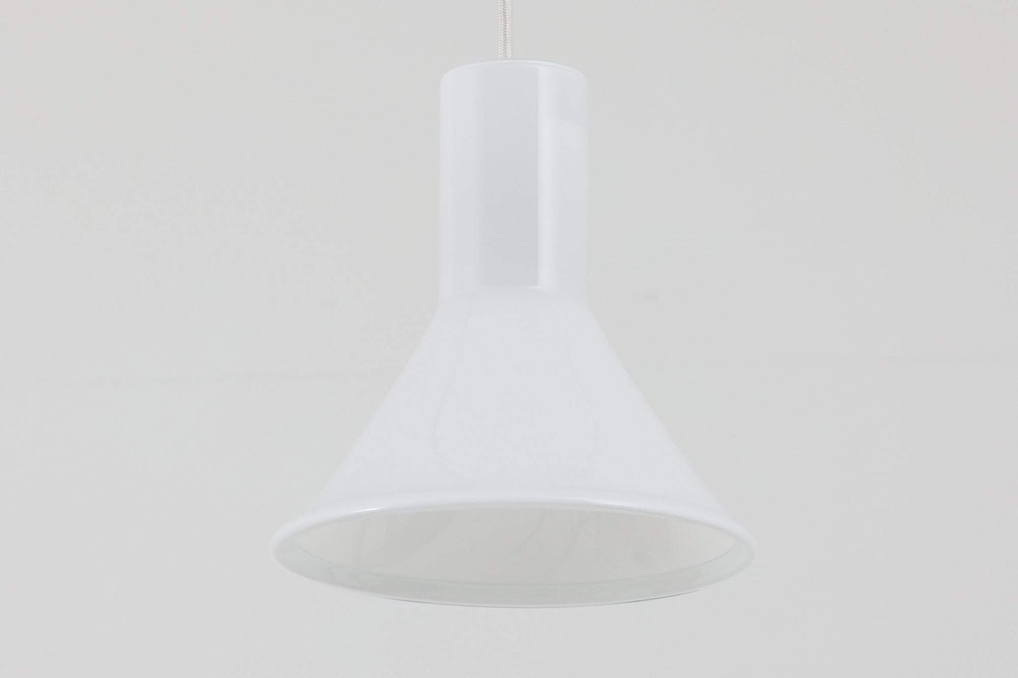 北欧より買い付けた、Holmgaard社製ビンテージランプです。照明部分はデンマークを代表する照明メーカーFog &amp; morup社によって作成されています。Holmgaard社のペンダントライトの中でも人気の「P&amp;T PENDEL」シリーズで内と外側の2層の色味が特徴的です。消灯＆点灯時にそれぞれ違った表情を見せてくれる素敵なデザインです。