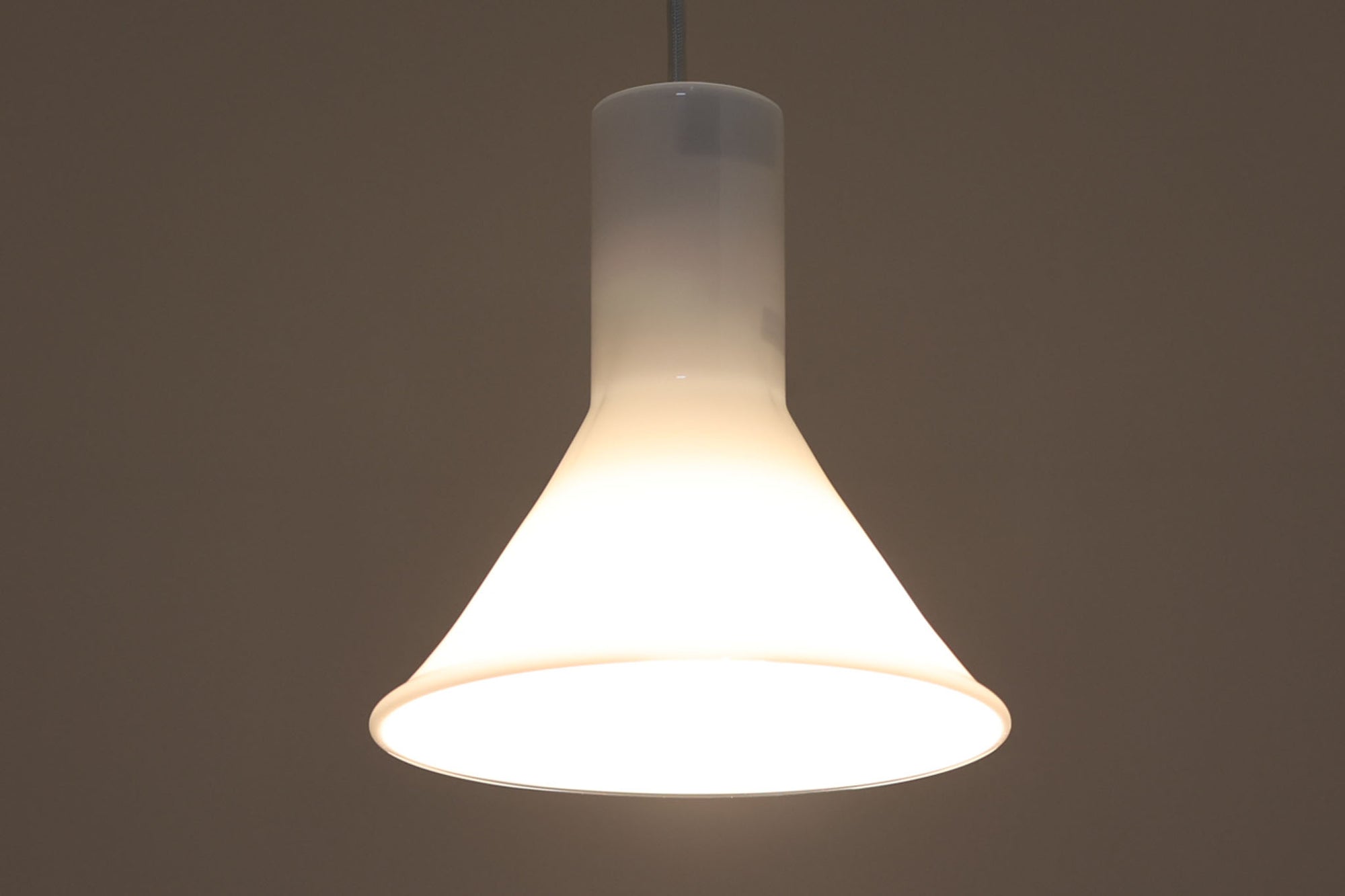 北欧より買い付けた、Holmgaard社製ビンテージランプです。照明部分はデンマークを代表する照明メーカーFog &amp; morup社によって作成されています。Holmgaard社のペンダントライトの中でも人気の「P&amp;T PENDEL」シリーズで内と外側の2層の色味が特徴的です。消灯＆点灯時にそれぞれ違った表情を見せてくれる素敵なデザインです。