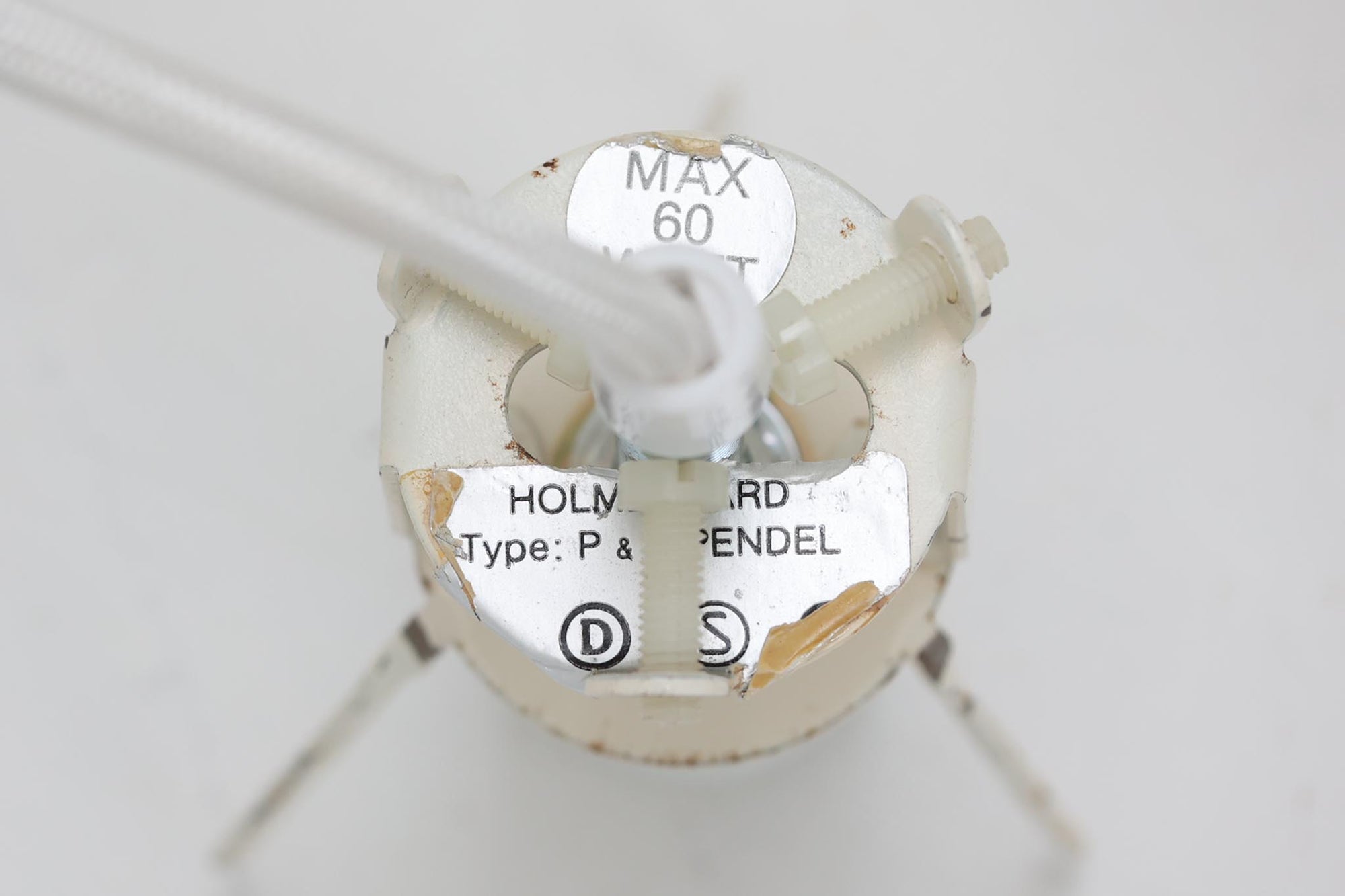 北欧より買い付けた、Holmgaard社製ビンテージランプです。照明部分はデンマークを代表する照明メーカーFog &amp; morup社によって作成されています。Holmgaard社のペンダントライトの中でも人気の「P&amp;T PENDEL」シリーズで内と外側の2層の色味が特徴的です。消灯＆点灯時にそれぞれ違った表情を見せてくれる素敵なデザインです。