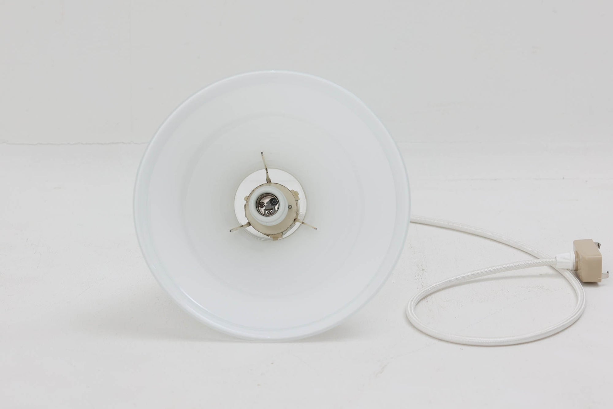 北欧より買い付けた、Holmgaard社製ビンテージランプです。照明部分はデンマークを代表する照明メーカーFog &amp; morup社によって作成されています。Holmgaard社のペンダントライトの中でも人気の「P&amp;T PENDEL」シリーズで内と外側の2層の色味が特徴的です。消灯＆点灯時にそれぞれ違った表情を見せてくれる素敵なデザインです。