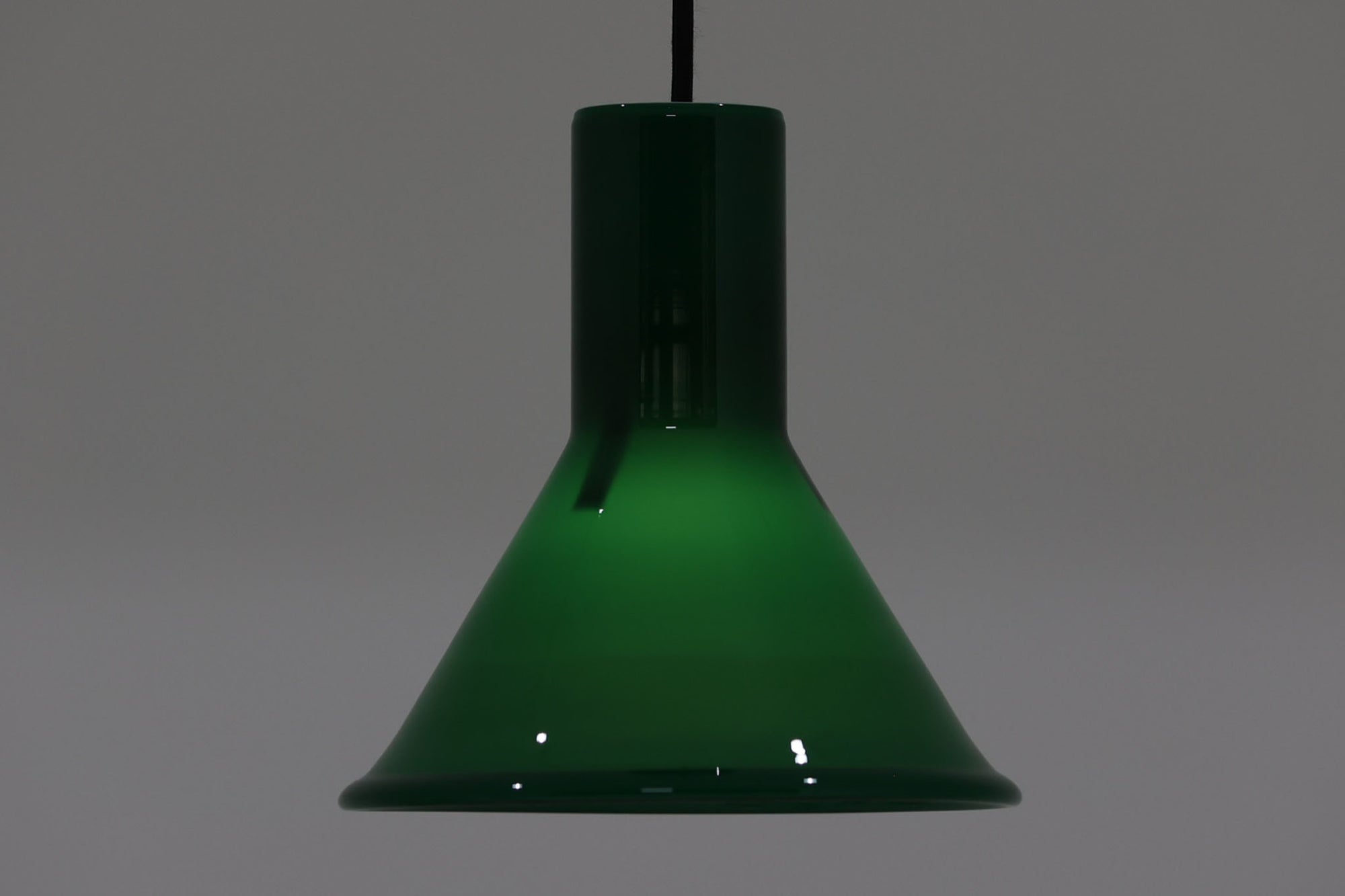 北欧より買い付けた、Holmgaard社製ビンテージランプです。照明部分はデンマークを代表する照明メーカーFog & morup社によって作成されています。Holmgaard社のペンダントライトの中でも人気の「P&T PENDEL」シリーズで内と外側の2層の色味が特徴的です。消灯＆点灯時にそれぞれ違った表情を見せてくれる素敵なデザインです。