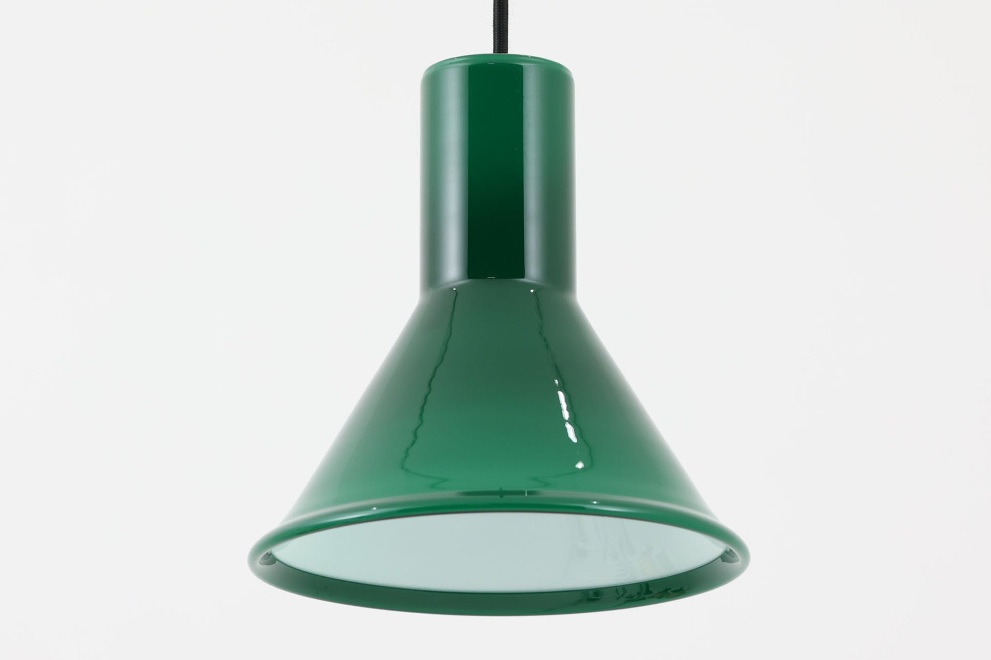 北欧より買い付けた、Holmgaard社製ビンテージランプです。照明部分はデンマークを代表する照明メーカーFog &amp; morup社によって作成されています。Holmgaard社のペンダントライトの中でも人気の「P&amp;T PENDEL」シリーズで内と外側の2層の色味が特徴的です。消灯＆点灯時にそれぞれ違った表情を見せてくれる素敵なデザインです。