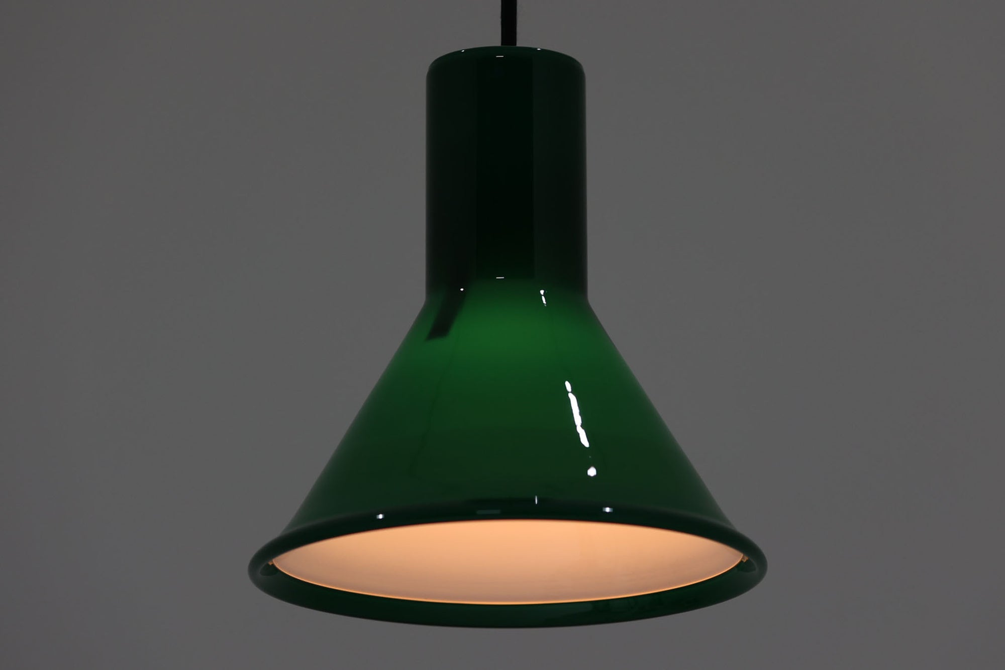 北欧より買い付けた、Holmgaard社製ビンテージランプです。照明部分はデンマークを代表する照明メーカーFog &amp; morup社によって作成されています。Holmgaard社のペンダントライトの中でも人気の「P&amp;T PENDEL」シリーズで内と外側の2層の色味が特徴的です。消灯＆点灯時にそれぞれ違った表情を見せてくれる素敵なデザインです。