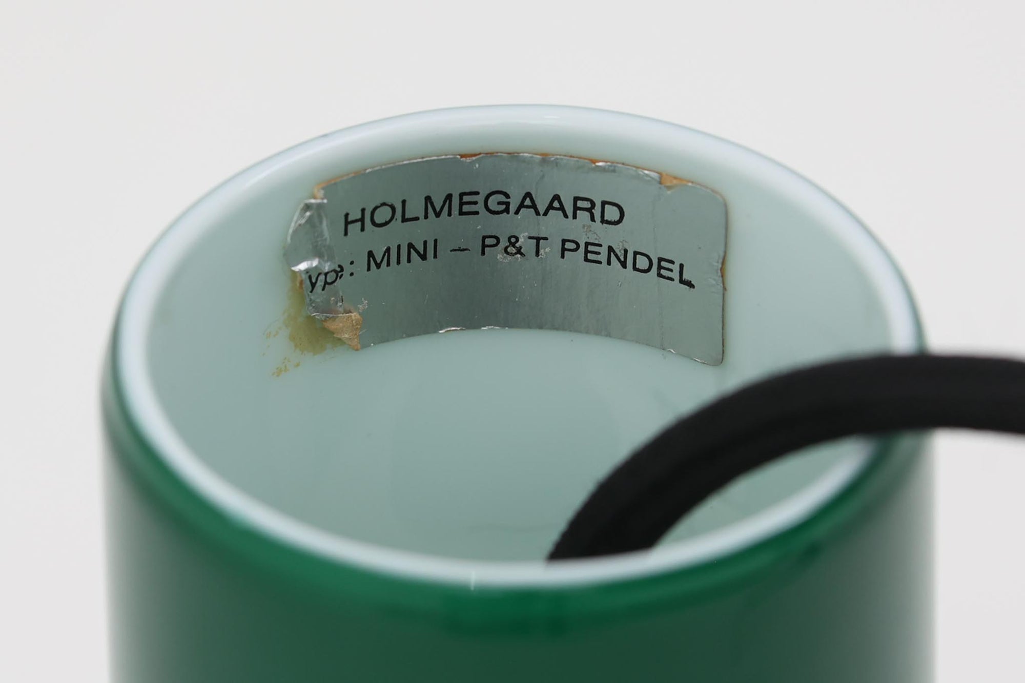 北欧より買い付けた、Holmgaard社製ビンテージランプです。照明部分はデンマークを代表する照明メーカーFog &amp; morup社によって作成されています。Holmgaard社のペンダントライトの中でも人気の「P&amp;T PENDEL」シリーズで内と外側の2層の色味が特徴的です。消灯＆点灯時にそれぞれ違った表情を見せてくれる素敵なデザインです。