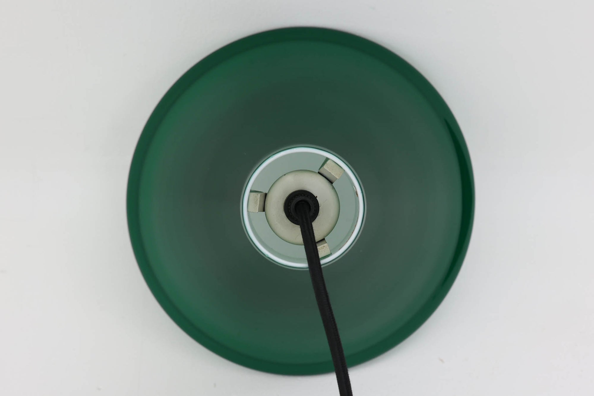 北欧より買い付けた、Holmgaard社製ビンテージランプです。照明部分はデンマークを代表する照明メーカーFog &amp; morup社によって作成されています。Holmgaard社のペンダントライトの中でも人気の「P&amp;T PENDEL」シリーズで内と外側の2層の色味が特徴的です。消灯＆点灯時にそれぞれ違った表情を見せてくれる素敵なデザインです。