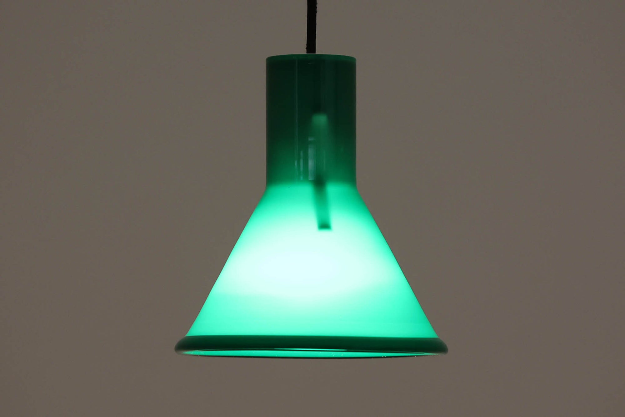 北欧より買い付けた、Holmgaard社製ビンテージランプです。照明部分はデンマークを代表する照明メーカーFog & morup社によって作成されています。Holmgaard社のペンダントライトの中でも人気の「P&T PENDEL」シリーズで内と外側の2層の色味が特徴的です。消灯＆点灯時にそれぞれ違った表情を見せてくれる素敵なデザインです。