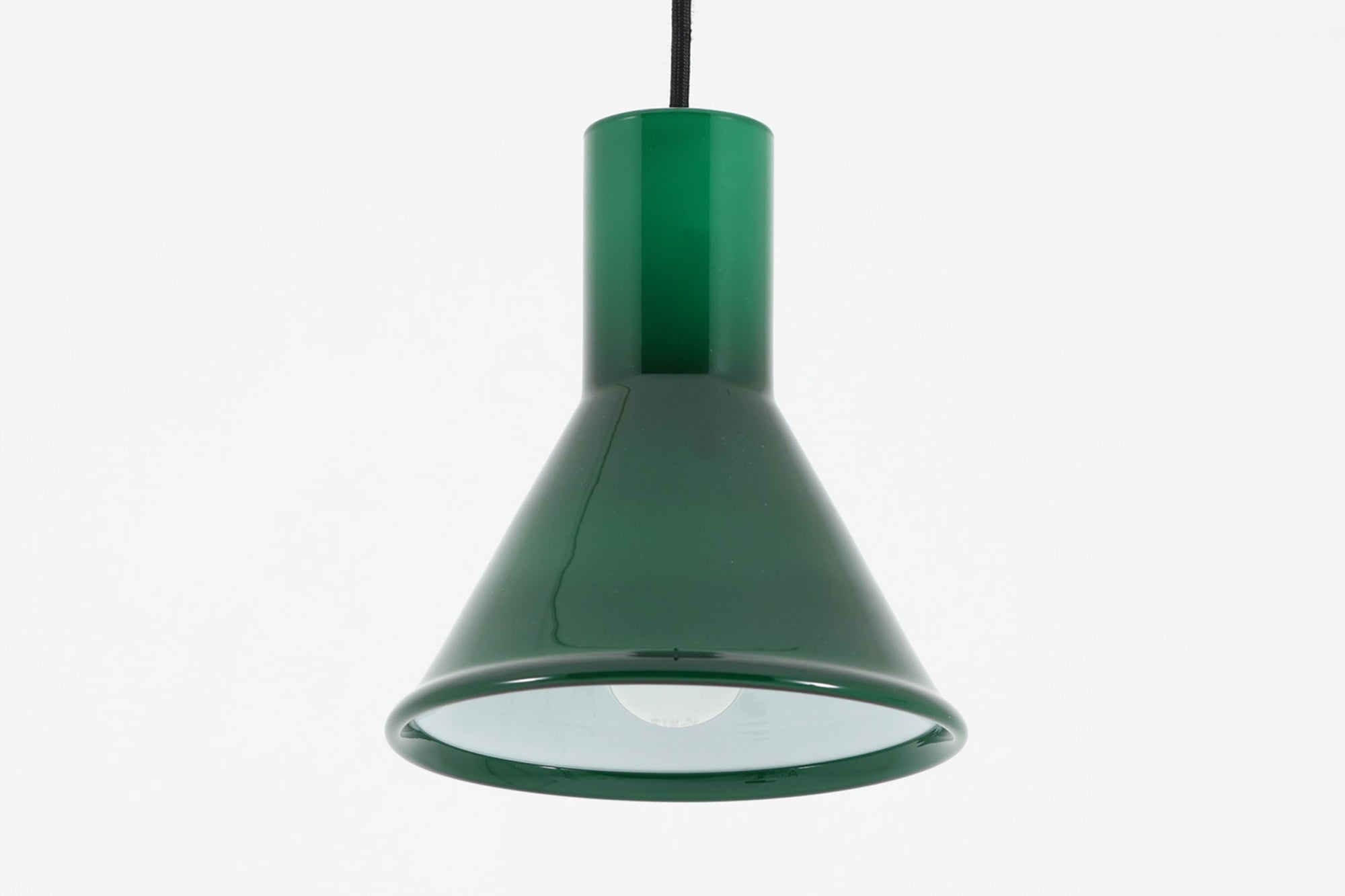 北欧より買い付けた、Holmgaard社製ビンテージランプです。照明部分はデンマークを代表する照明メーカーFog &amp; morup社によって作成されています。Holmgaard社のペンダントライトの中でも人気の「P&amp;T PENDEL」シリーズで内と外側の2層の色味が特徴的です。消灯＆点灯時にそれぞれ違った表情を見せてくれる素敵なデザインです。