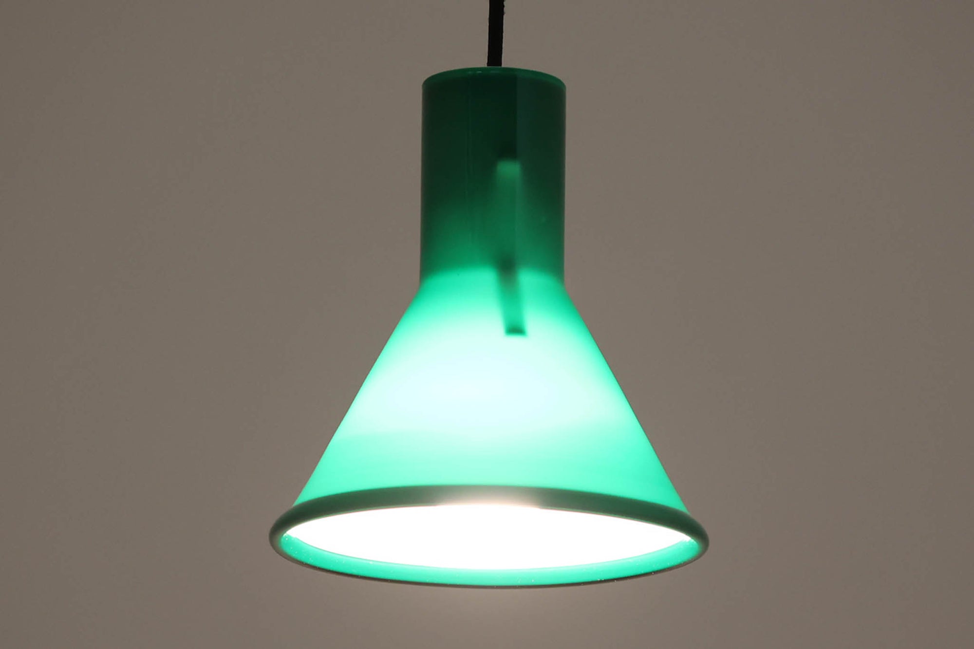 北欧より買い付けた、Holmgaard社製ビンテージランプです。照明部分はデンマークを代表する照明メーカーFog &amp; morup社によって作成されています。Holmgaard社のペンダントライトの中でも人気の「P&amp;T PENDEL」シリーズで内と外側の2層の色味が特徴的です。消灯＆点灯時にそれぞれ違った表情を見せてくれる素敵なデザインです。