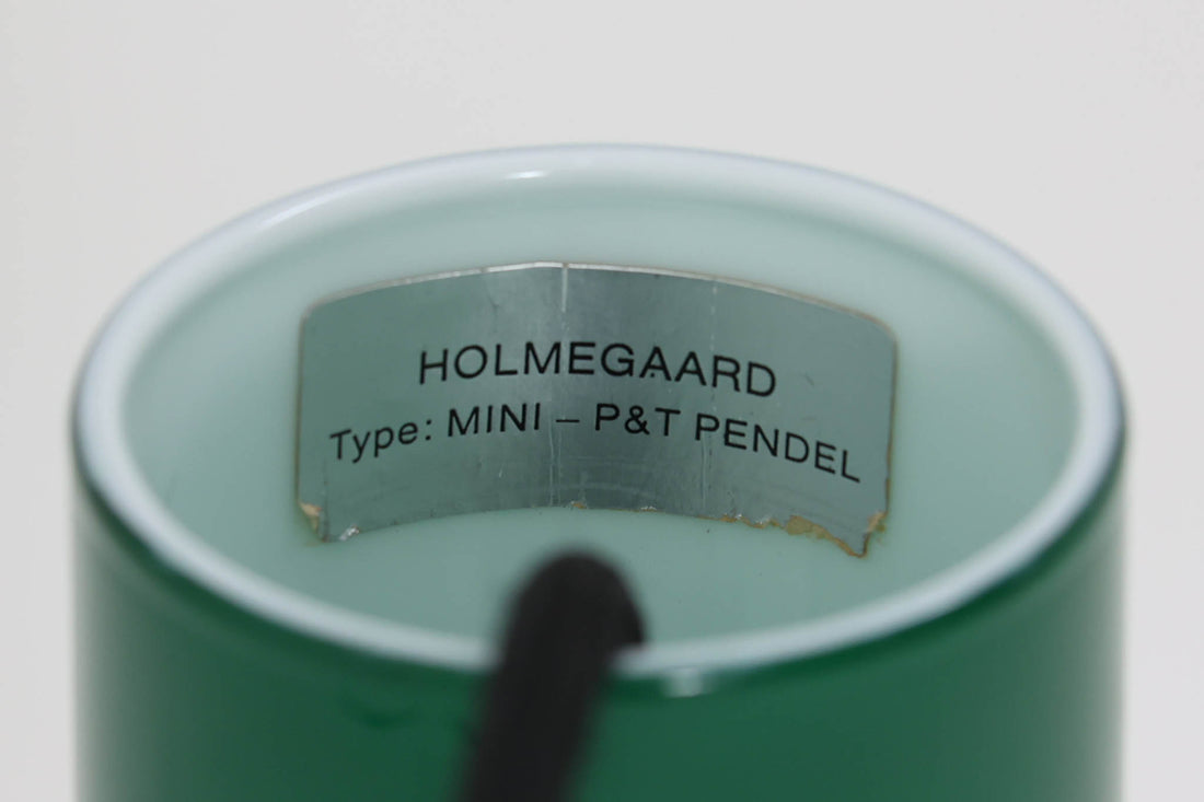 北欧より買い付けた、Holmgaard社製ビンテージランプです。照明部分はデンマークを代表する照明メーカーFog & morup社によって作成されています。Holmgaard社のペンダントライトの中でも人気の「P&T PENDEL」シリーズで内と外側の2層の色味が特徴的です。消灯＆点灯時にそれぞれ違った表情を見せてくれる素敵なデザインです。