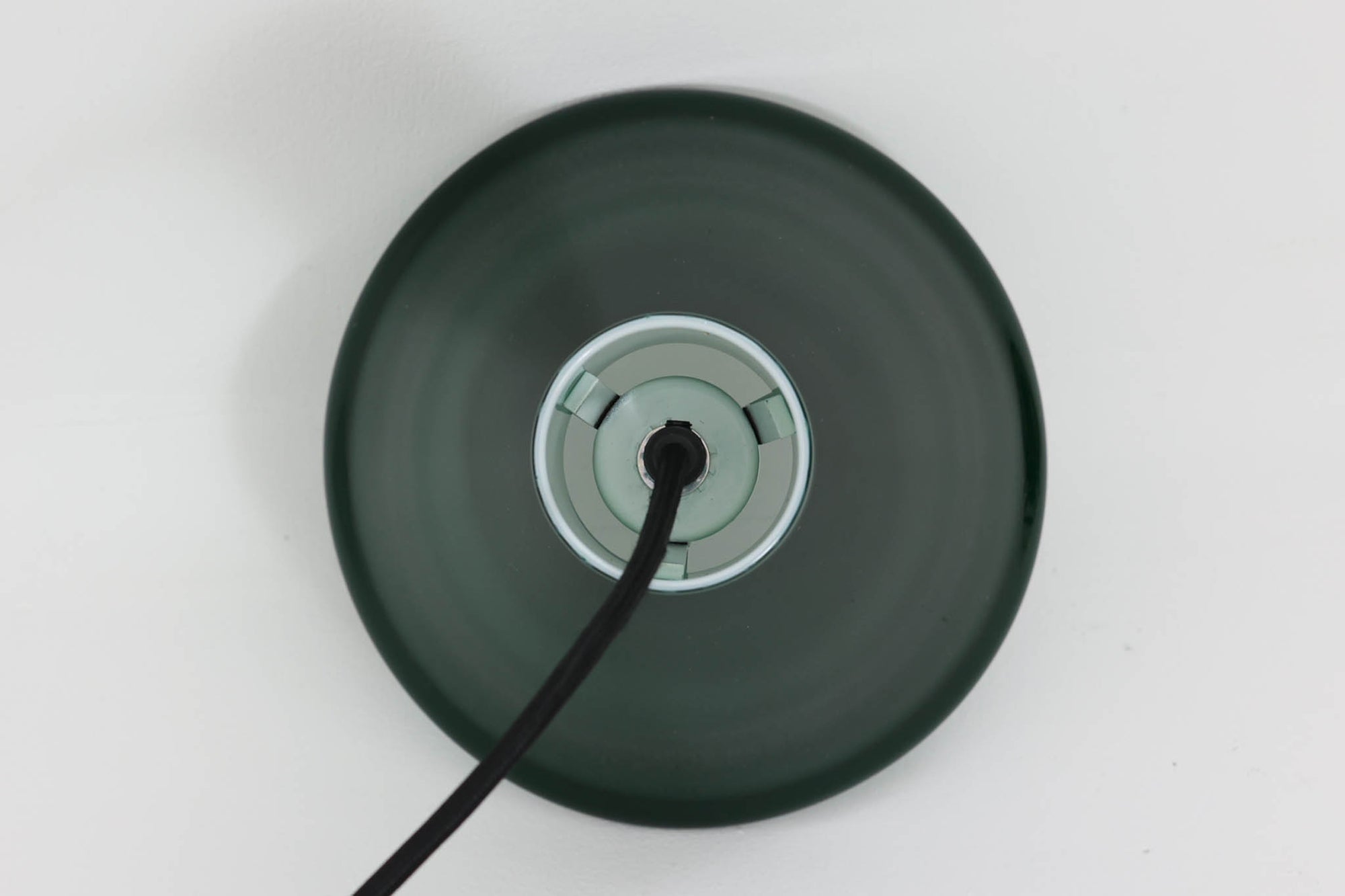 北欧より買い付けた、Holmgaard社製ビンテージランプです。照明部分はデンマークを代表する照明メーカーFog &amp; morup社によって作成されています。Holmgaard社のペンダントライトの中でも人気の「P&amp;T PENDEL」シリーズで内と外側の2層の色味が特徴的です。消灯＆点灯時にそれぞれ違った表情を見せてくれる素敵なデザインです。