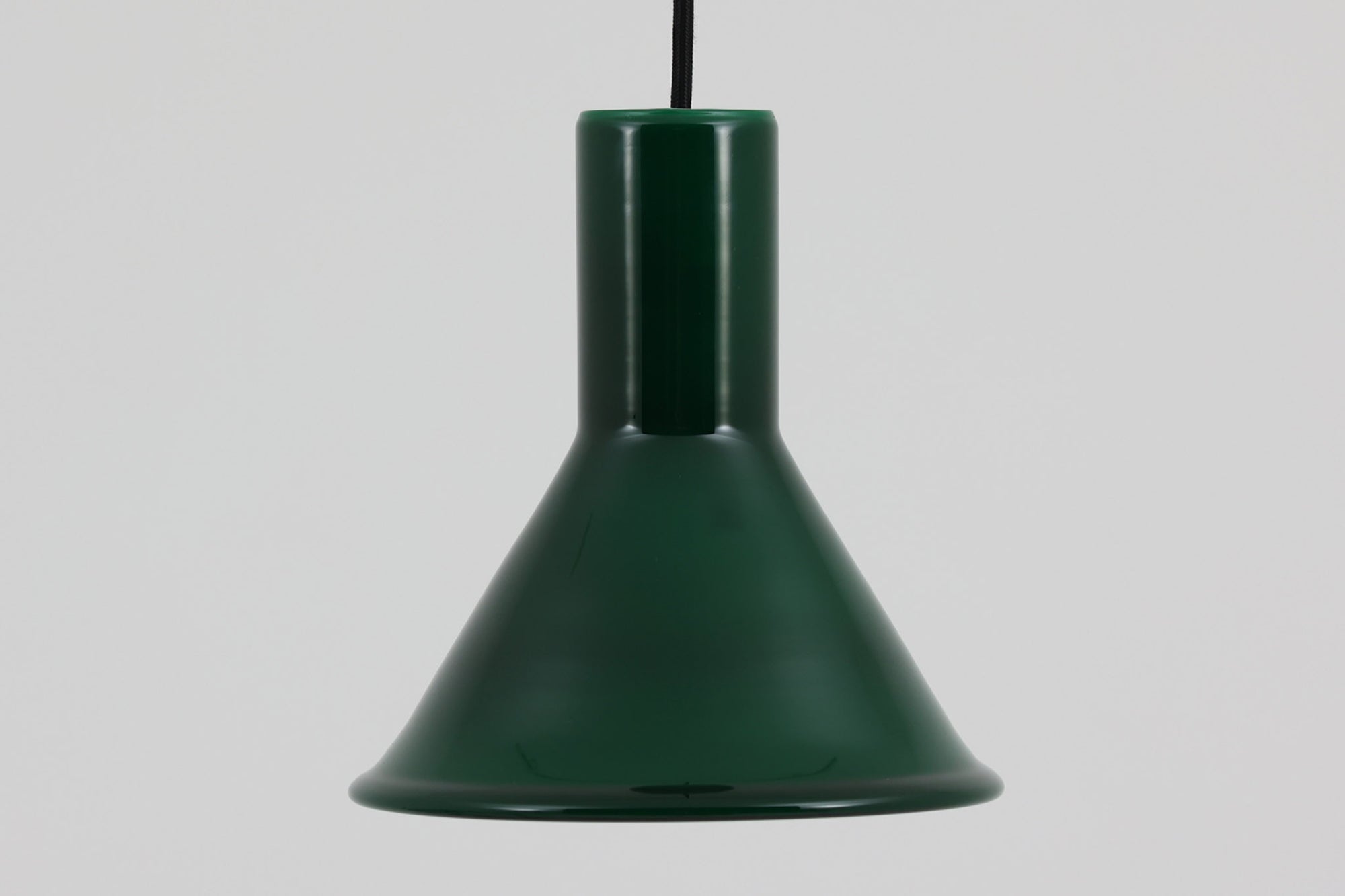 北欧より買い付けた、Holmgaard社製ビンテージランプです。照明部分はデンマークを代表する照明メーカーFog & morup社によって作成されています。Holmgaard社のペンダントライトの中でも人気の「P&T PENDEL」シリーズで内と外側の2層の色味が特徴的です。消灯＆点灯時にそれぞれ違った表情を見せてくれる素敵なデザインです。