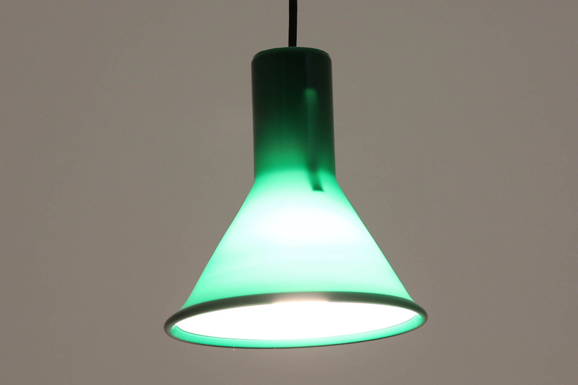 北欧より買い付けた、Holmgaard社製ビンテージランプです。照明部分はデンマークを代表する照明メーカーFog &amp; morup社によって作成されています。Holmgaard社のペンダントライトの中でも人気の「P&amp;T PENDEL」シリーズで内と外側の2層の色味が特徴的です。消灯＆点灯時にそれぞれ違った表情を見せてくれる素敵なデザインです。