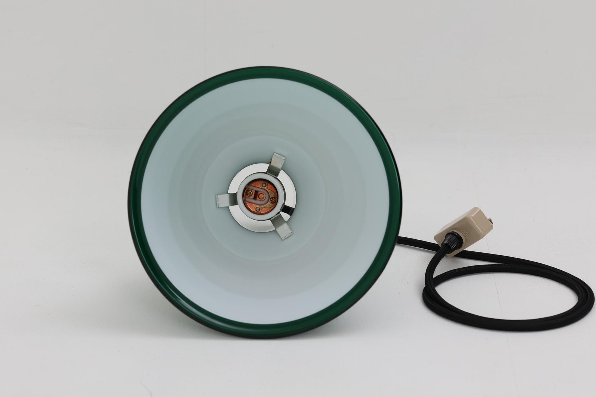 北欧より買い付けた、Holmgaard社製ビンテージランプです。照明部分はデンマークを代表する照明メーカーFog &amp; morup社によって作成されています。Holmgaard社のペンダントライトの中でも人気の「P&amp;T PENDEL」シリーズで内と外側の2層の色味が特徴的です。消灯＆点灯時にそれぞれ違った表情を見せてくれる素敵なデザインです。