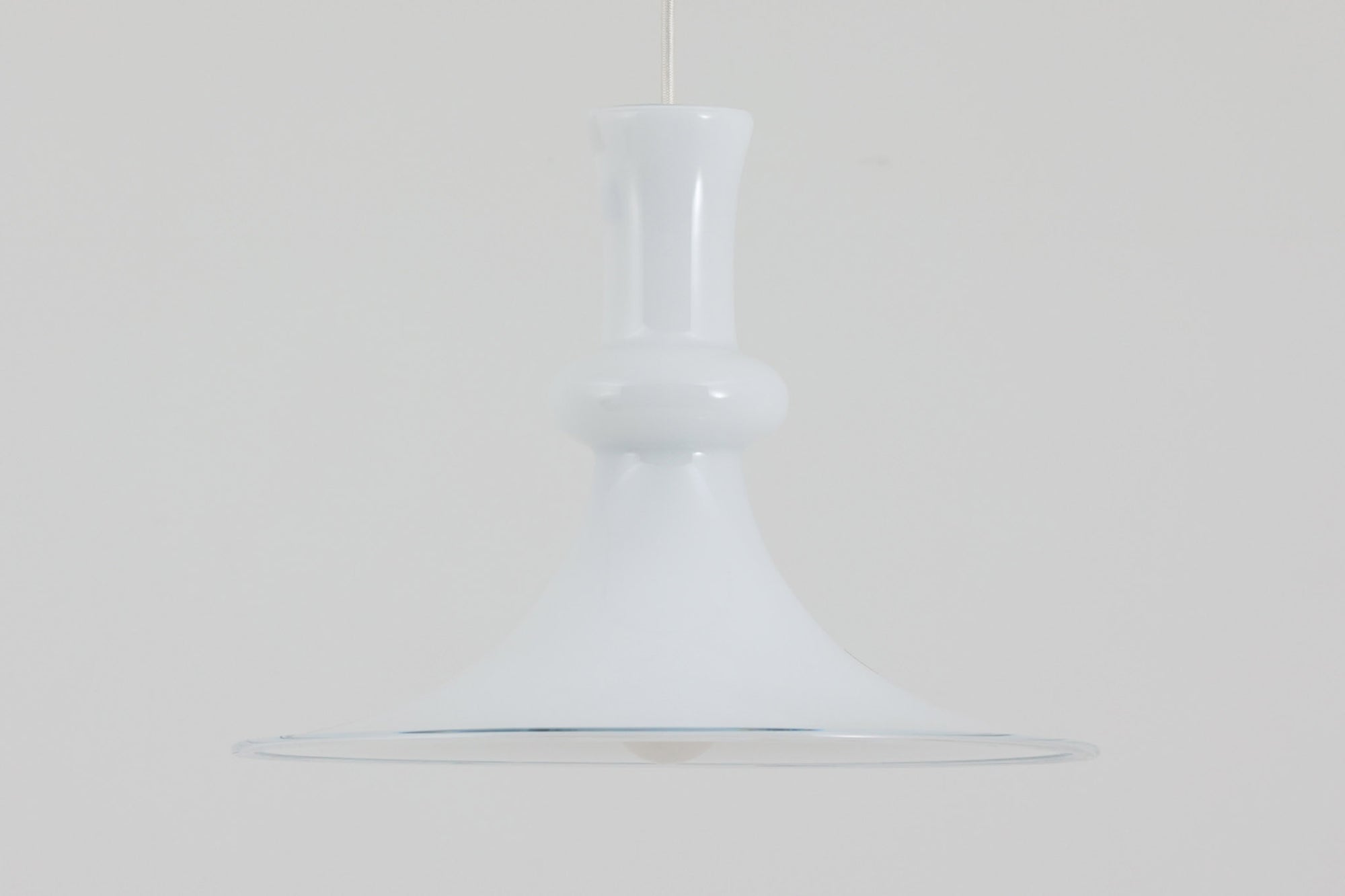 北欧より買い付けた、Holmgaard社製(現Royal Copenhagen)ビンテージランプです。人気のEtude Pendelシリーズです。シェード中央の膨らみと縁の透明ガラスがデザインポイントになっています。