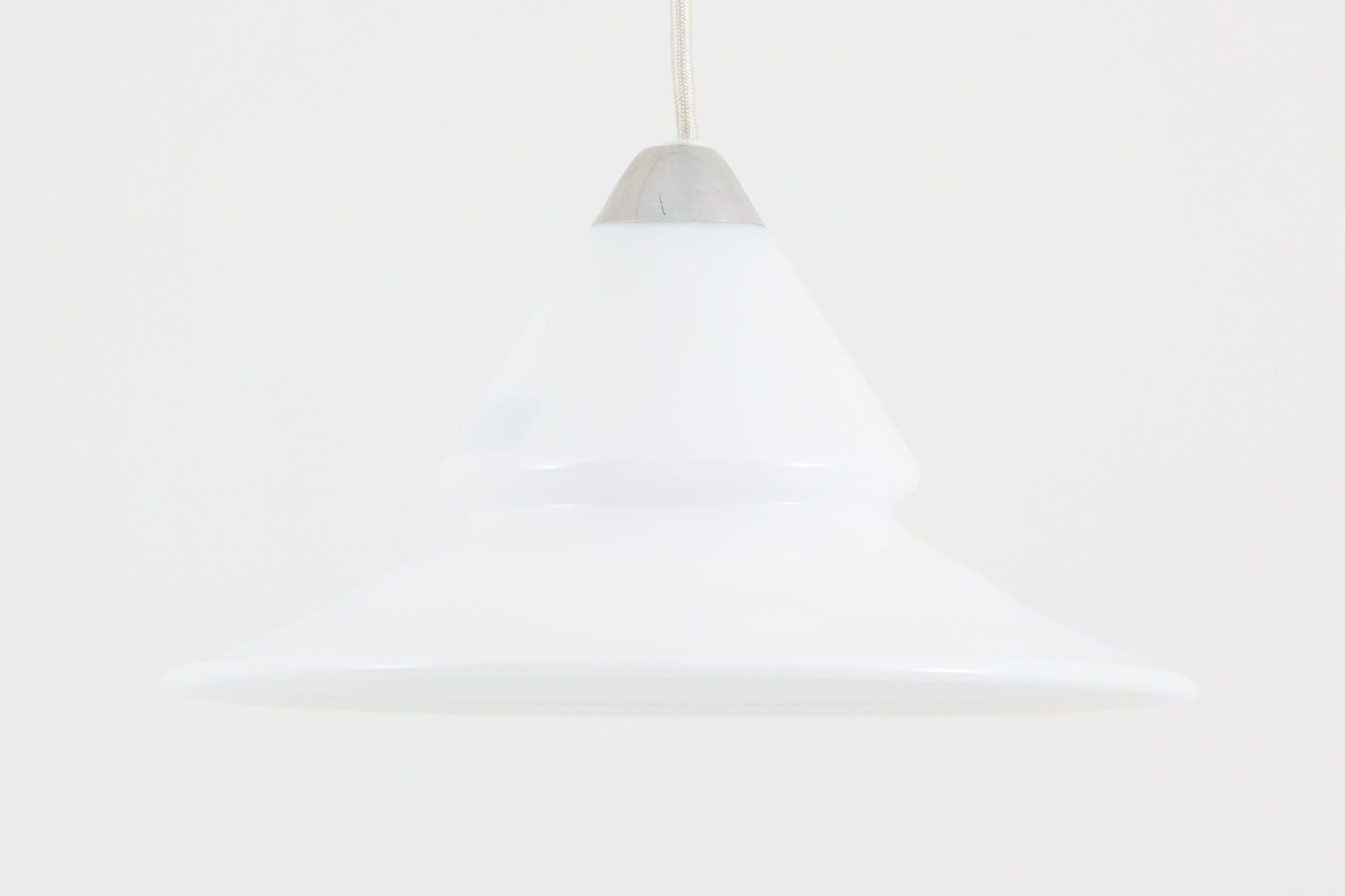 こちらは北欧で買い付けたペンダントライト「Opus」です。デザイナーのTorben Jorgensenンによって手掛けられたもので、厚みのある乳白色のガラスとアルミ製トップの組み合わせが特徴的です。現地でも数が少なく珍しいモデルです。シェードが下方に広がるデザインは、温かみのあるダイニングスペースを演出してくれそうです。