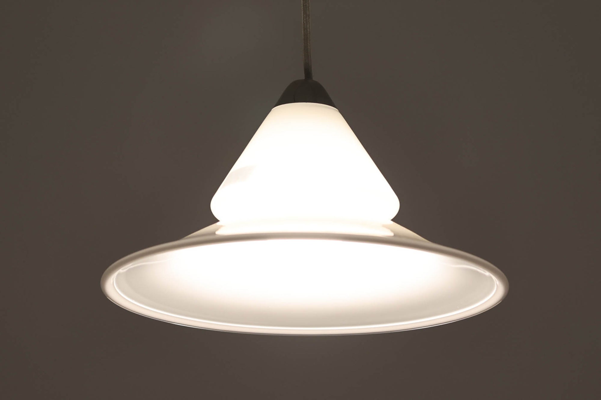 こちらは北欧で買い付けたペンダントライト「Opus」です。デザイナーのTorben Jorgensenンによって手掛けられたもので、厚みのある乳白色のガラスとアルミ製トップの組み合わせが特徴的です。現地でも数が少なく珍しいモデルです。シェードが下方に広がるデザインは、温かみのあるダイニングスペースを演出してくれそうです。