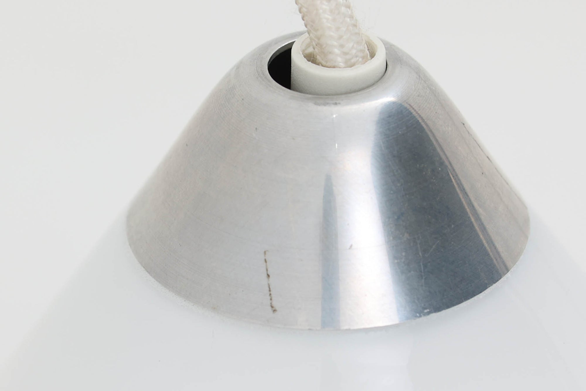 こちらは北欧で買い付けたペンダントライト「Opus」です。デザイナーのTorben Jorgensenンによって手掛けられたもので、厚みのある乳白色のガラスとアルミ製トップの組み合わせが特徴的です。現地でも数が少なく珍しいモデルです。シェードが下方に広がるデザインは、温かみのあるダイニングスペースを演出してくれそうです。