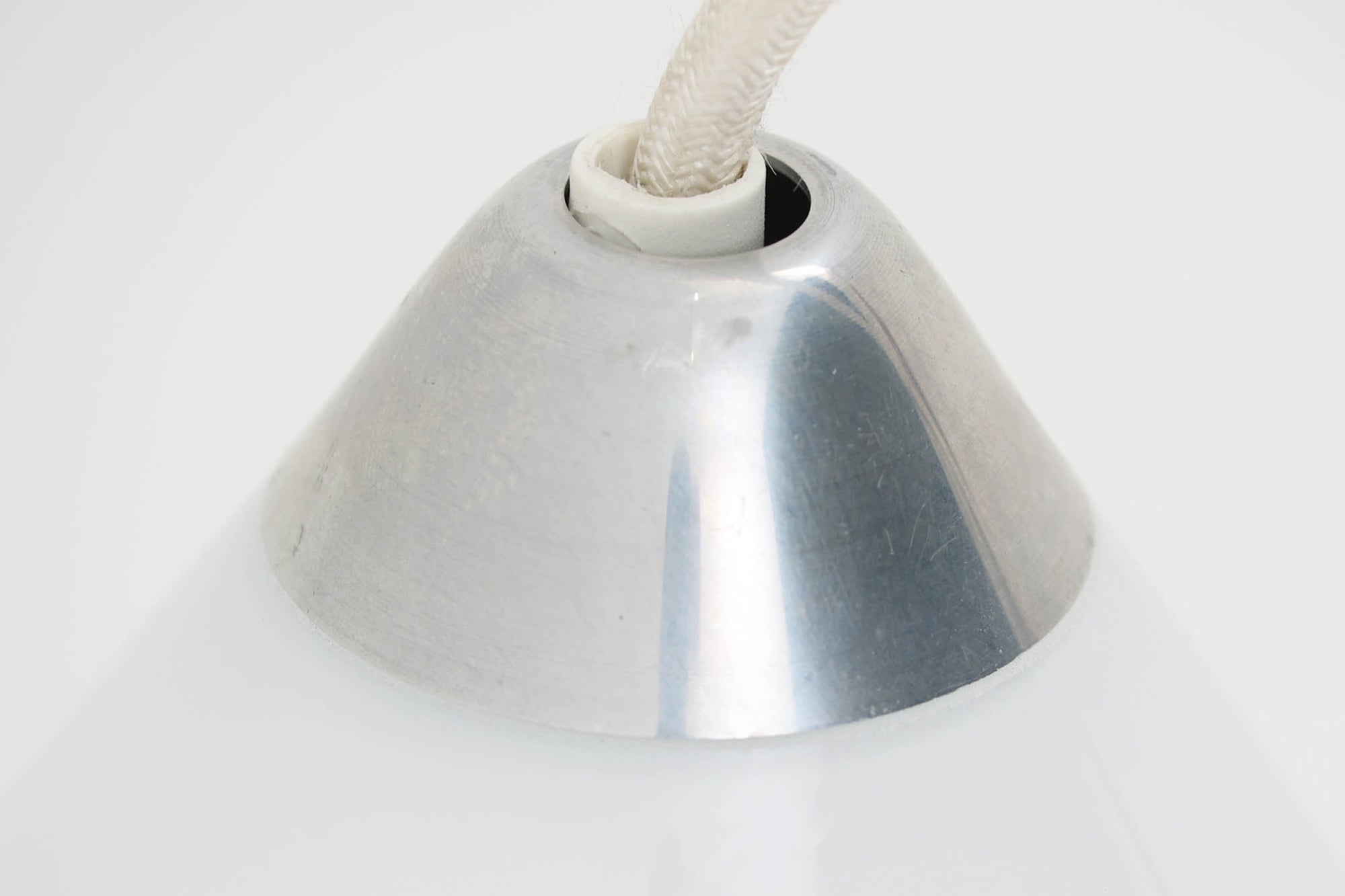 こちらは北欧で買い付けたペンダントライト「Opus」です。デザイナーのTorben Jorgensenンによって手掛けられたもので、厚みのある乳白色のガラスとアルミ製トップの組み合わせが特徴的です。現地でも数が少なく珍しいモデルです。シェードが下方に広がるデザインは、温かみのあるダイニングスペースを演出してくれそうです。