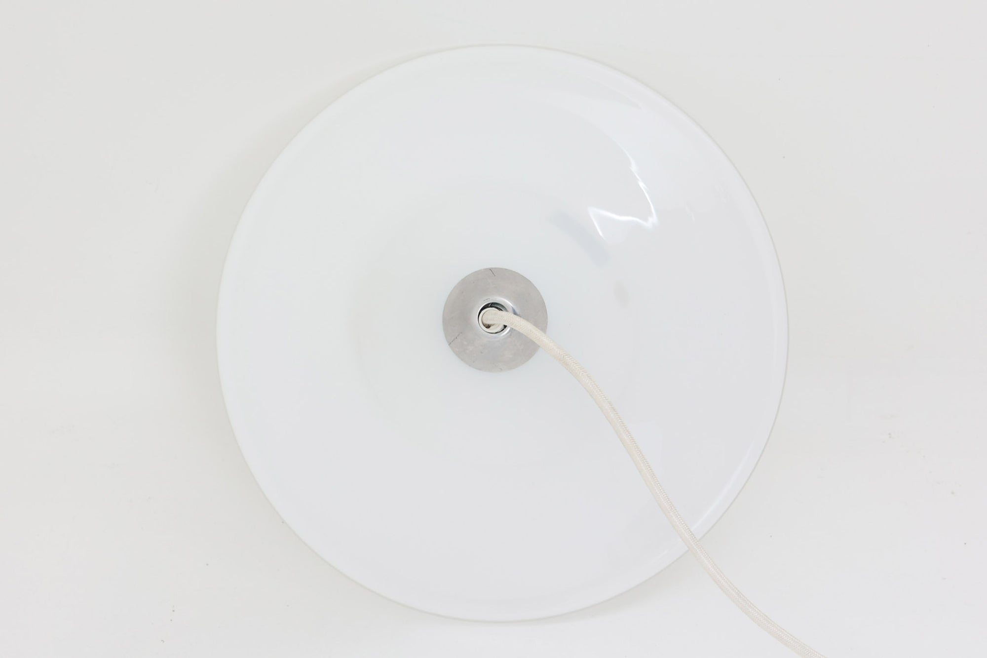 こちらは北欧で買い付けたペンダントライト「Opus」です。デザイナーのTorben Jorgensenンによって手掛けられたもので、厚みのある乳白色のガラスとアルミ製トップの組み合わせが特徴的です。現地でも数が少なく珍しいモデルです。シェードが下方に広がるデザインは、温かみのあるダイニングスペースを演出してくれそうです。