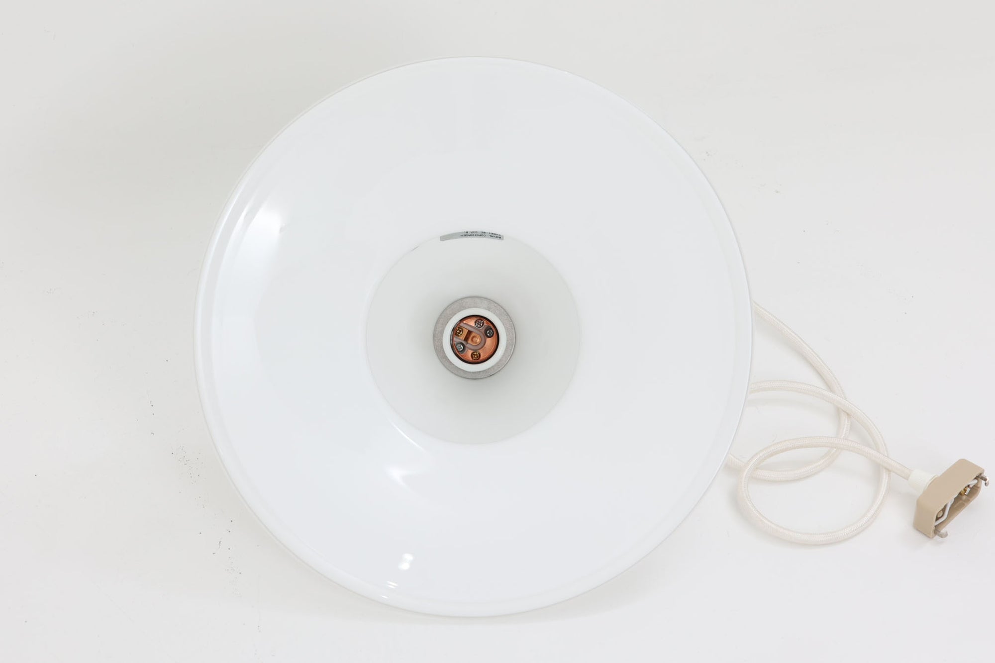 こちらは北欧で買い付けたペンダントライト「Opus」です。デザイナーのTorben Jorgensenンによって手掛けられたもので、厚みのある乳白色のガラスとアルミ製トップの組み合わせが特徴的です。現地でも数が少なく珍しいモデルです。シェードが下方に広がるデザインは、温かみのあるダイニングスペースを演出してくれそうです。