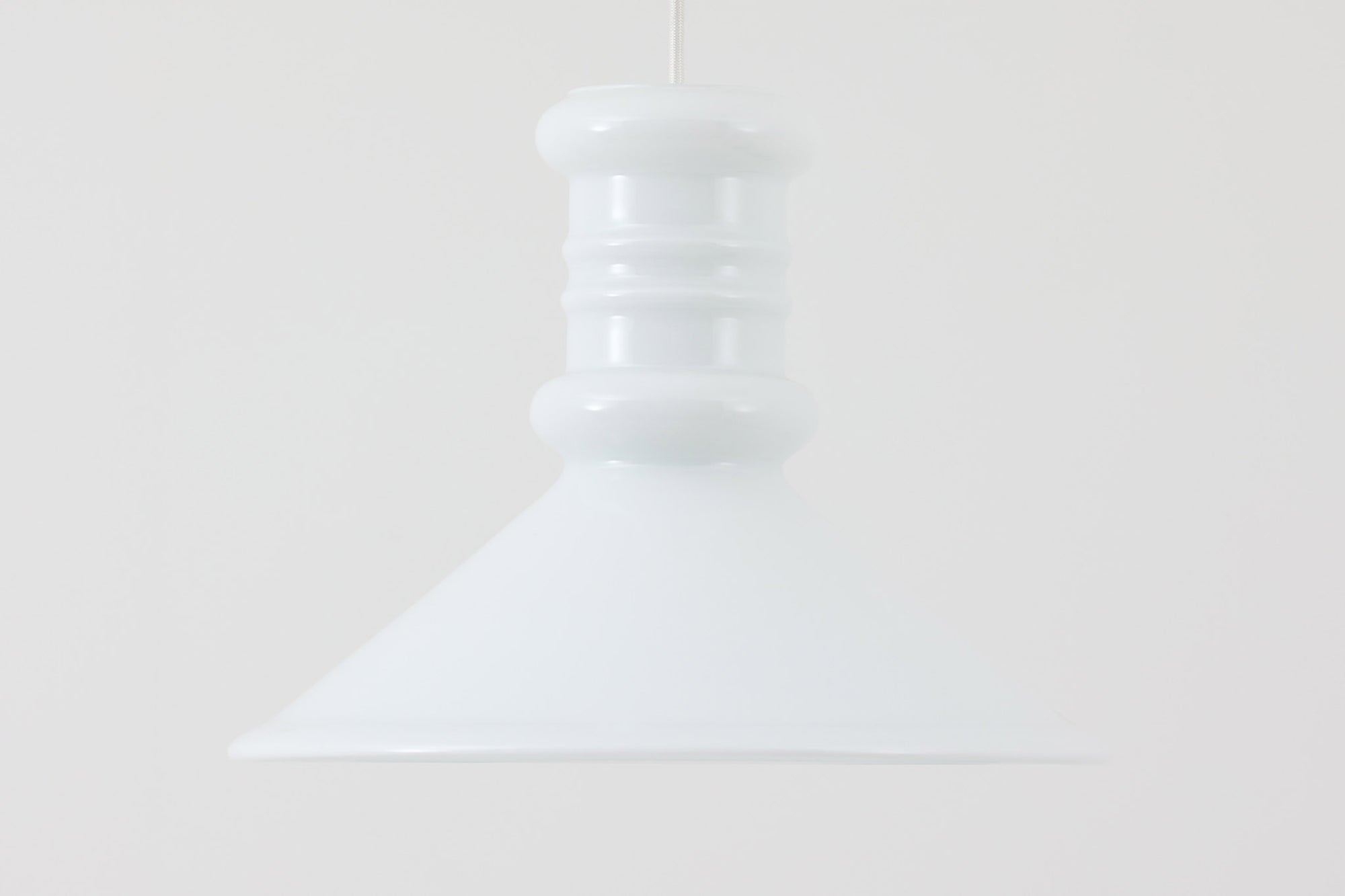 北欧より買い付けた、Holmgaard社製(現Royal Copenhagen)ビンテージランプです。現在は照明製品が作成されておらず希少価値の高いものとなっております。厚みのあるオパールガラスが使用されている「Apoteker」シリーズです。天井から吊るすだけでお部屋を可愛く演出してくれそうです。