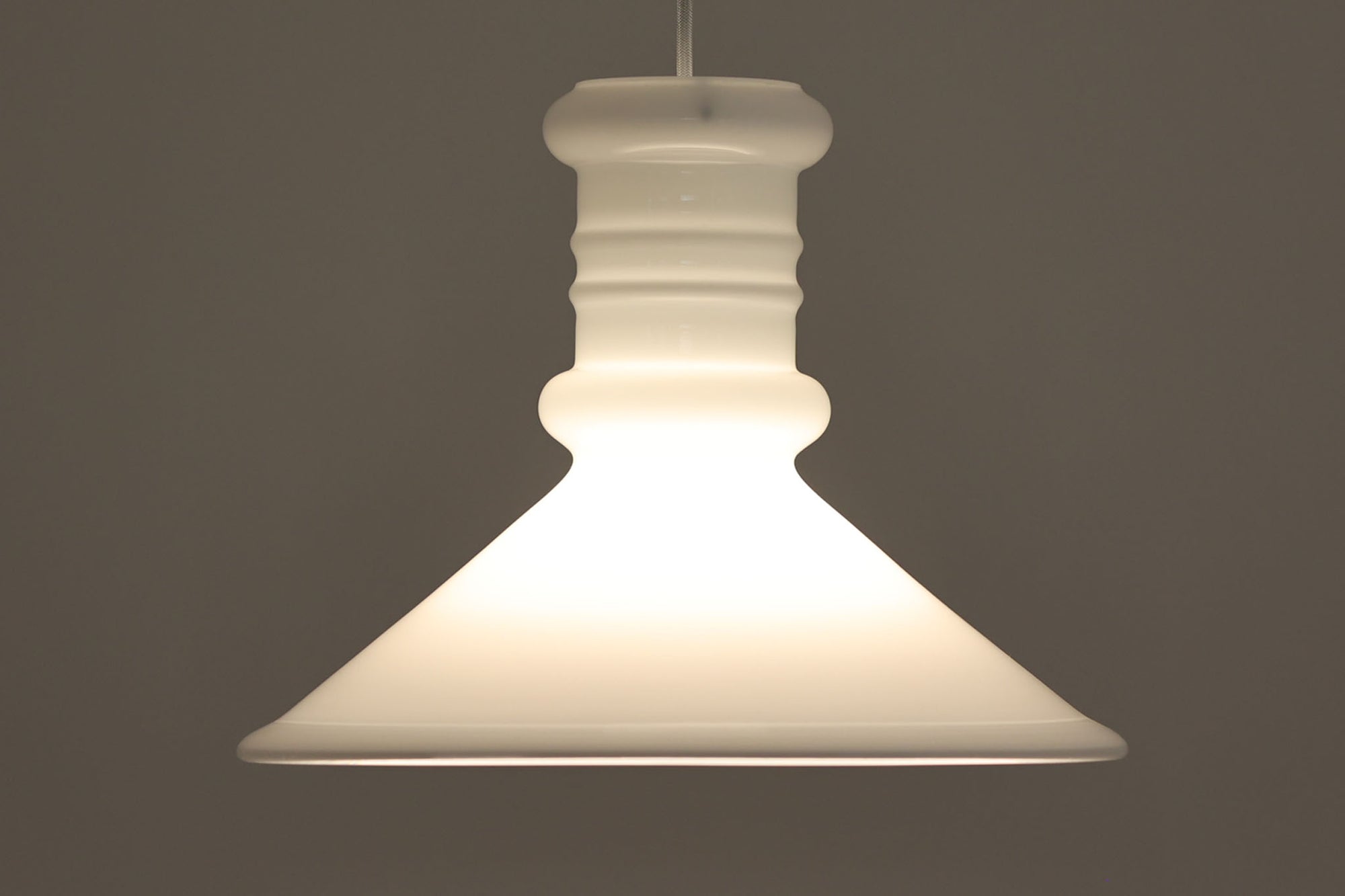 北欧より買い付けた、Holmgaard社製(現Royal Copenhagen)ビンテージランプです。現在は照明製品が作成されておらず希少価値の高いものとなっております。厚みのあるオパールガラスが使用されている「Apoteker」シリーズです。天井から吊るすだけでお部屋を可愛く演出してくれそうです。