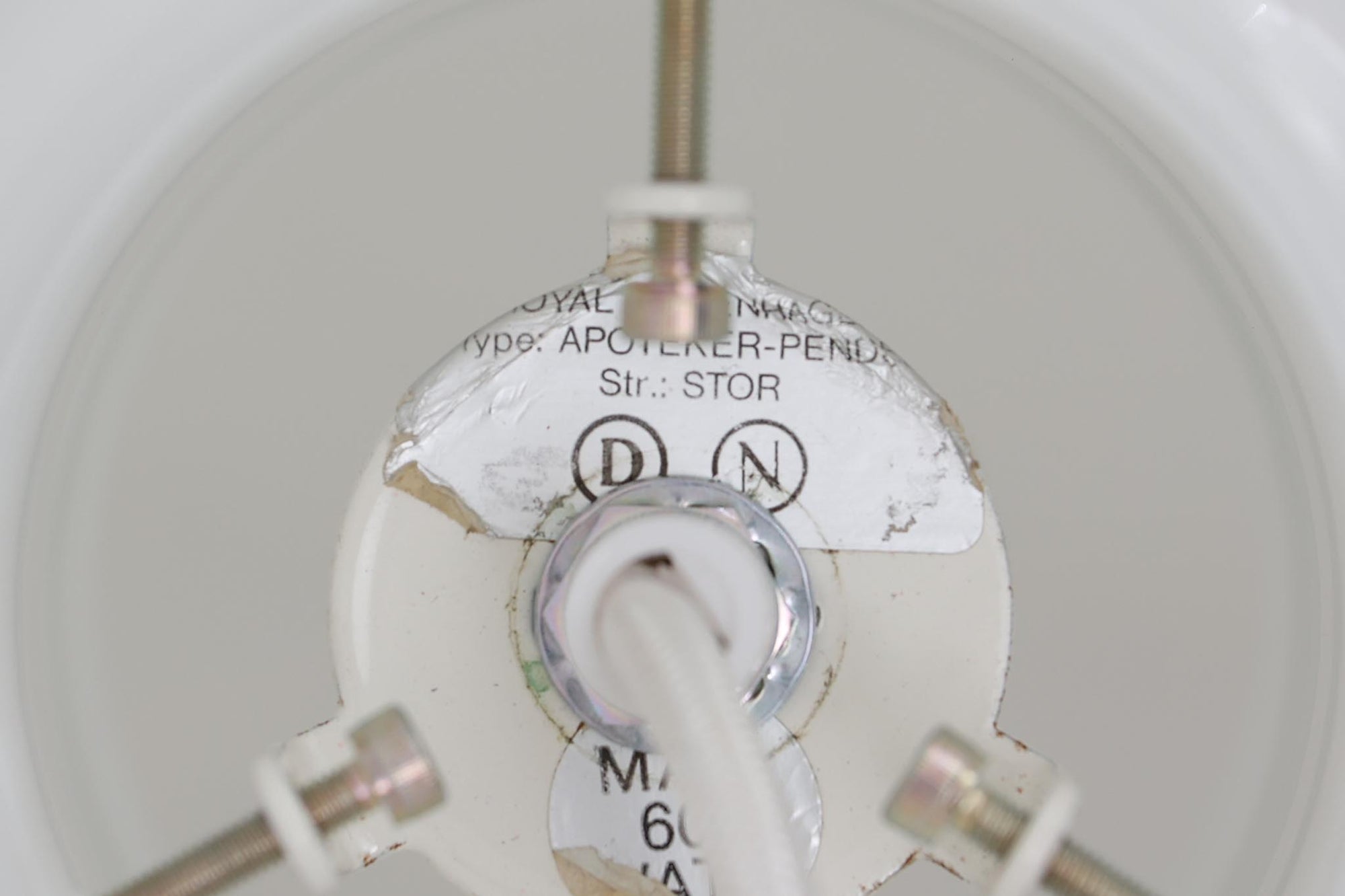 北欧より買い付けた、Holmgaard社製(現Royal Copenhagen)ビンテージランプです。現在は照明製品が作成されておらず希少価値の高いものとなっております。厚みのあるオパールガラスが使用されている「Apoteker」シリーズです。天井から吊るすだけでお部屋を可愛く演出してくれそうです。