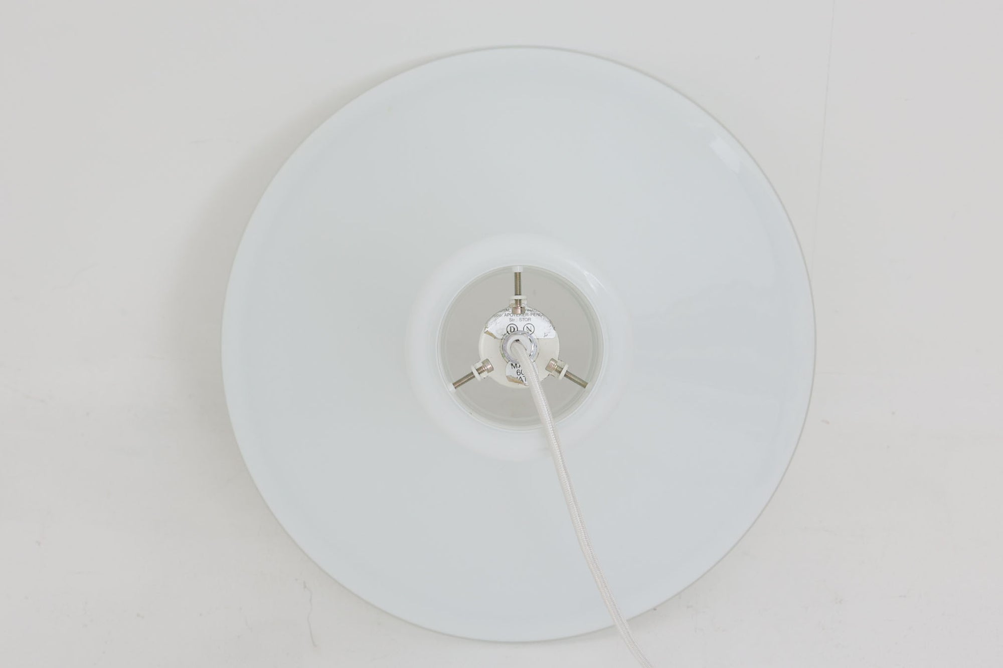 北欧より買い付けた、Holmgaard社製(現Royal Copenhagen)ビンテージランプです。現在は照明製品が作成されておらず希少価値の高いものとなっております。厚みのあるオパールガラスが使用されている「Apoteker」シリーズです。天井から吊るすだけでお部屋を可愛く演出してくれそうです。