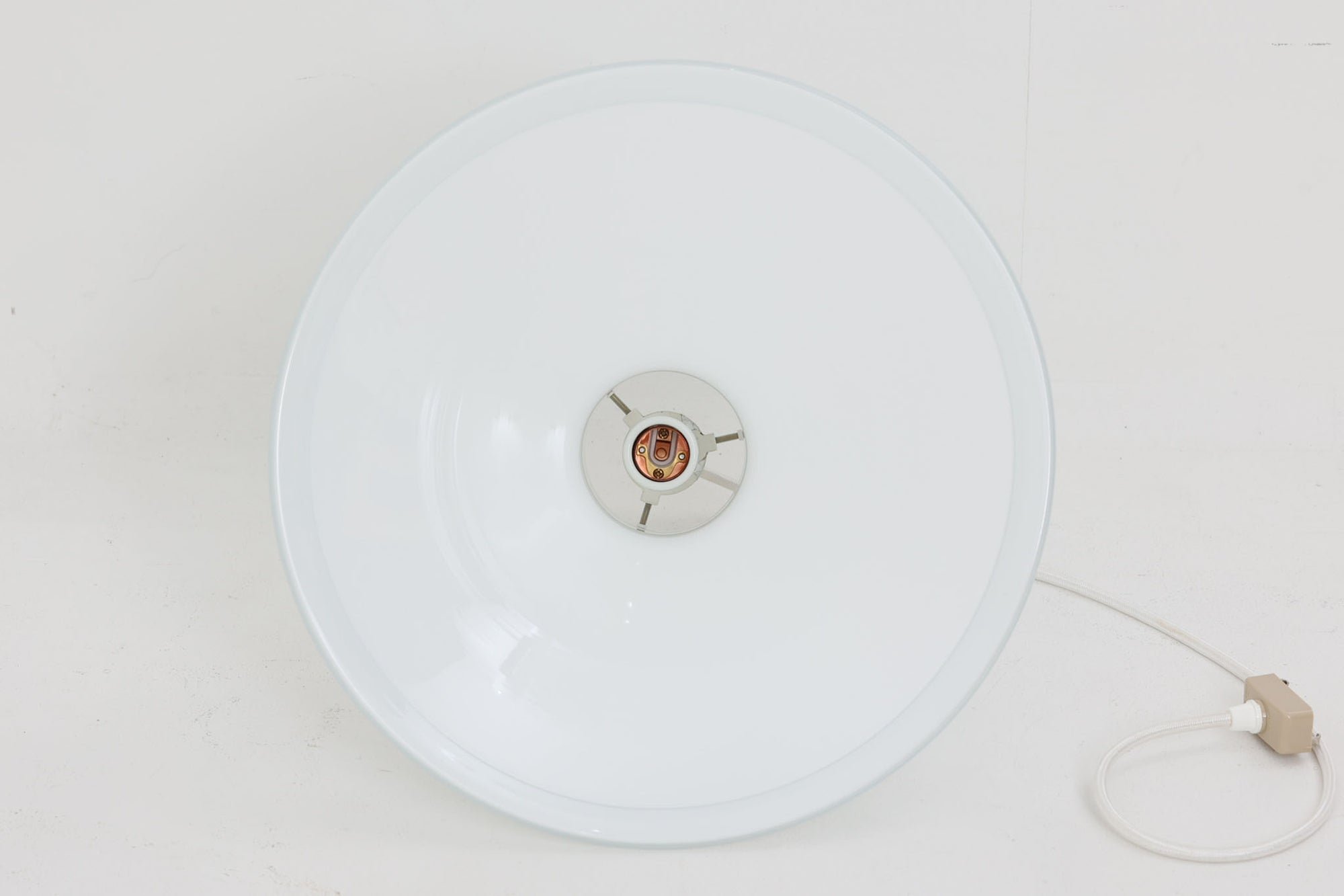 北欧より買い付けた、Holmgaard社製(現Royal Copenhagen)ビンテージランプです。現在は照明製品が作成されておらず希少価値の高いものとなっております。厚みのあるオパールガラスが使用されている「Apoteker」シリーズです。天井から吊るすだけでお部屋を可愛く演出してくれそうです。