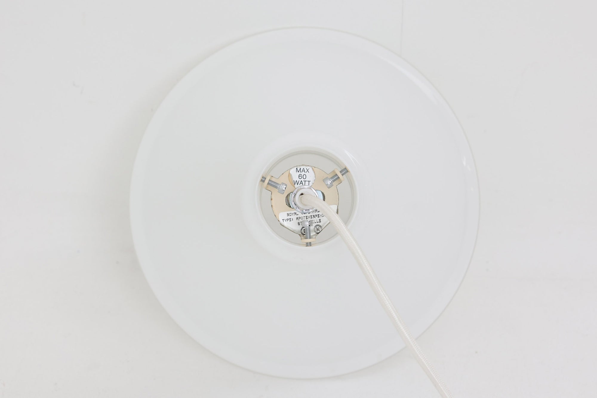 北欧より買い付けた、Holmgaard社製(現Royal Copenhagen)ビンテージランプです。現在は照明製品が作成されておらず希少価値の高いものとなっております。厚みのあるオパールガラスが使用されている「Apoteker」シリーズです。天井から吊るすだけでお部屋を可愛く演出してくれそうです。