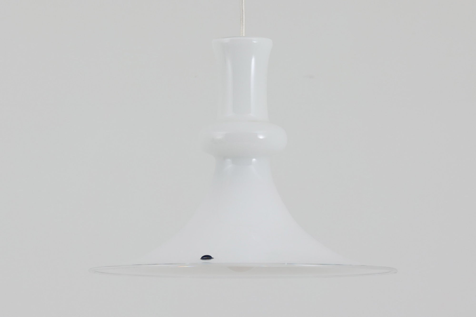 北欧より買い付けた、Holmgaard社製(現Royal Copenhagen)ビンテージランプです。人気のEtude Pendelシリーズです。シェード中央の膨らみと縁の透明ガラスがデザインポイントになっています。