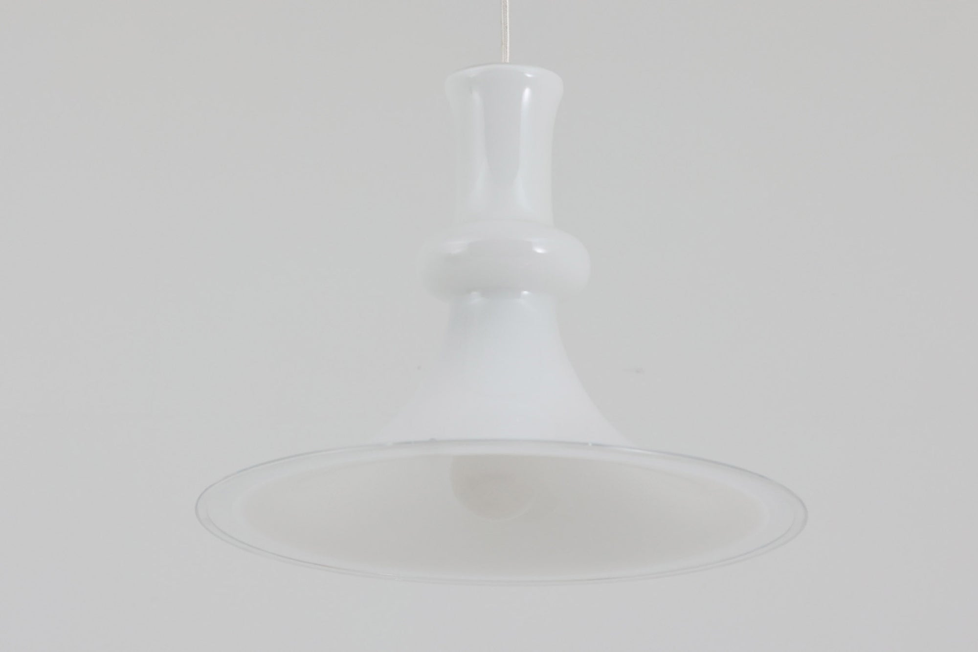 北欧より買い付けた、Holmgaard社製(現Royal Copenhagen)ビンテージランプです。人気のEtude Pendelシリーズです。シェード中央の膨らみと縁の透明ガラスがデザインポイントになっています。