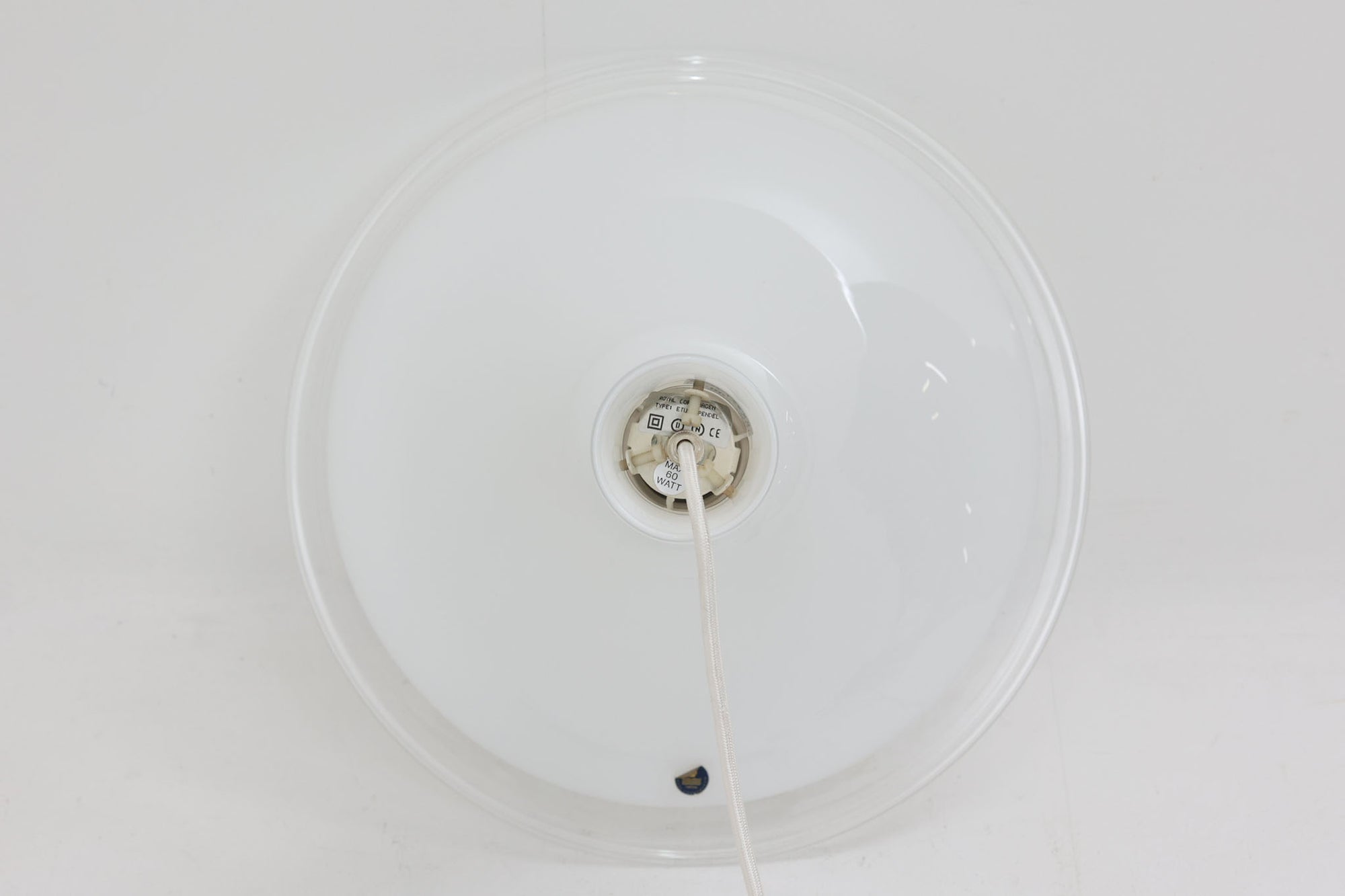 北欧より買い付けた、Holmgaard社製(現Royal Copenhagen)ビンテージランプです。人気のEtude Pendelシリーズです。シェード中央の膨らみと縁の透明ガラスがデザインポイントになっています。