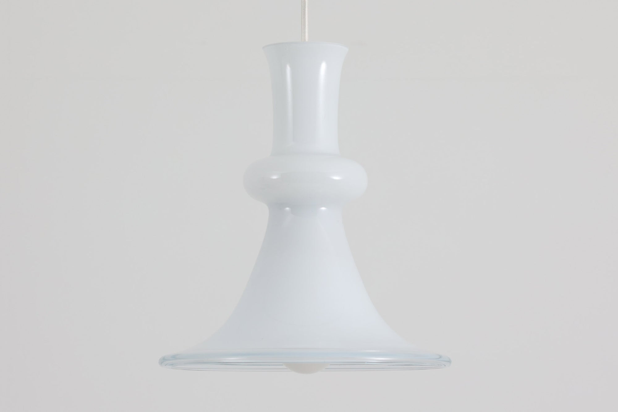 北欧より買い付けた、Holmgaard社製(現Royal Copenhagen)ビンテージランプです。人気のEtude Pendelシリーズです。シェード中央の膨らみと縁の透明ガラスがデザインポイントになっています。