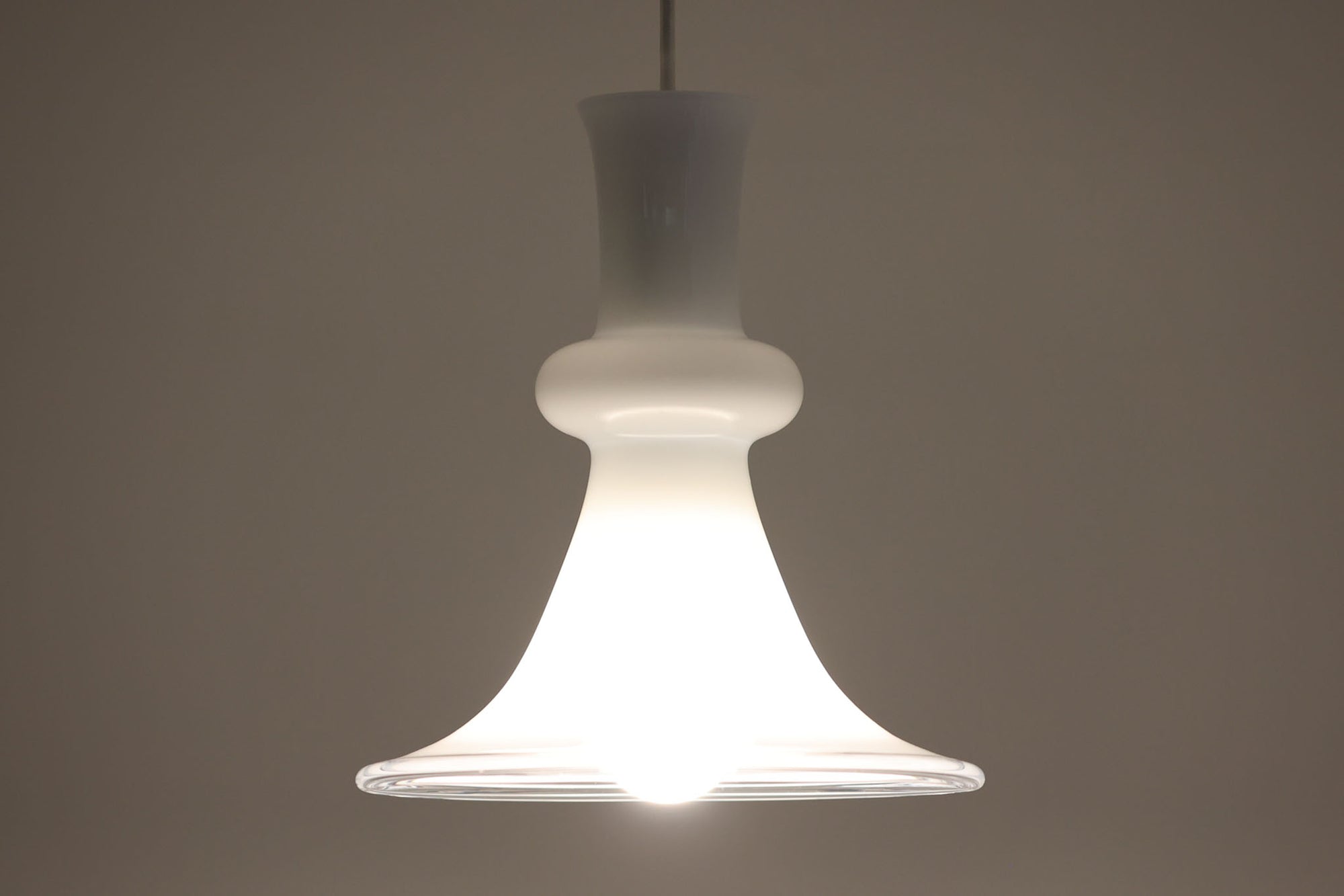 北欧より買い付けた、Holmgaard社製(現Royal Copenhagen)ビンテージランプです。人気のEtude Pendelシリーズです。シェード中央の膨らみと縁の透明ガラスがデザインポイントになっています。