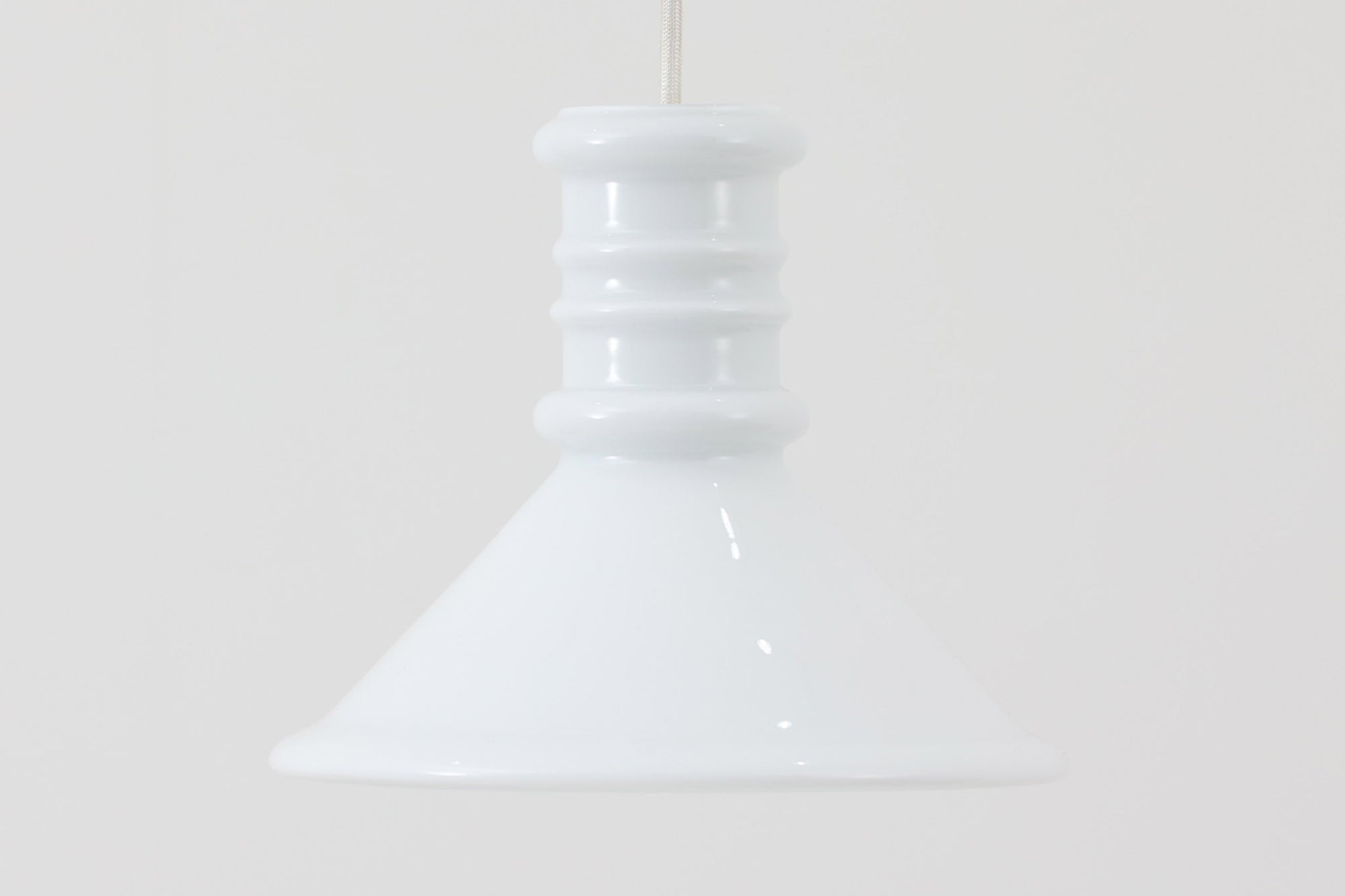 北欧より買い付けた、Holmgaard社製(現Royal Copenhagen)ビンテージランプです。現在は照明製品が作成されておらず希少価値の高いものとなっております。厚みのあるオパールガラスが使用されている「Apoteker」シリーズです。天井から吊るすだけでお部屋を可愛く演出してくれそうです。