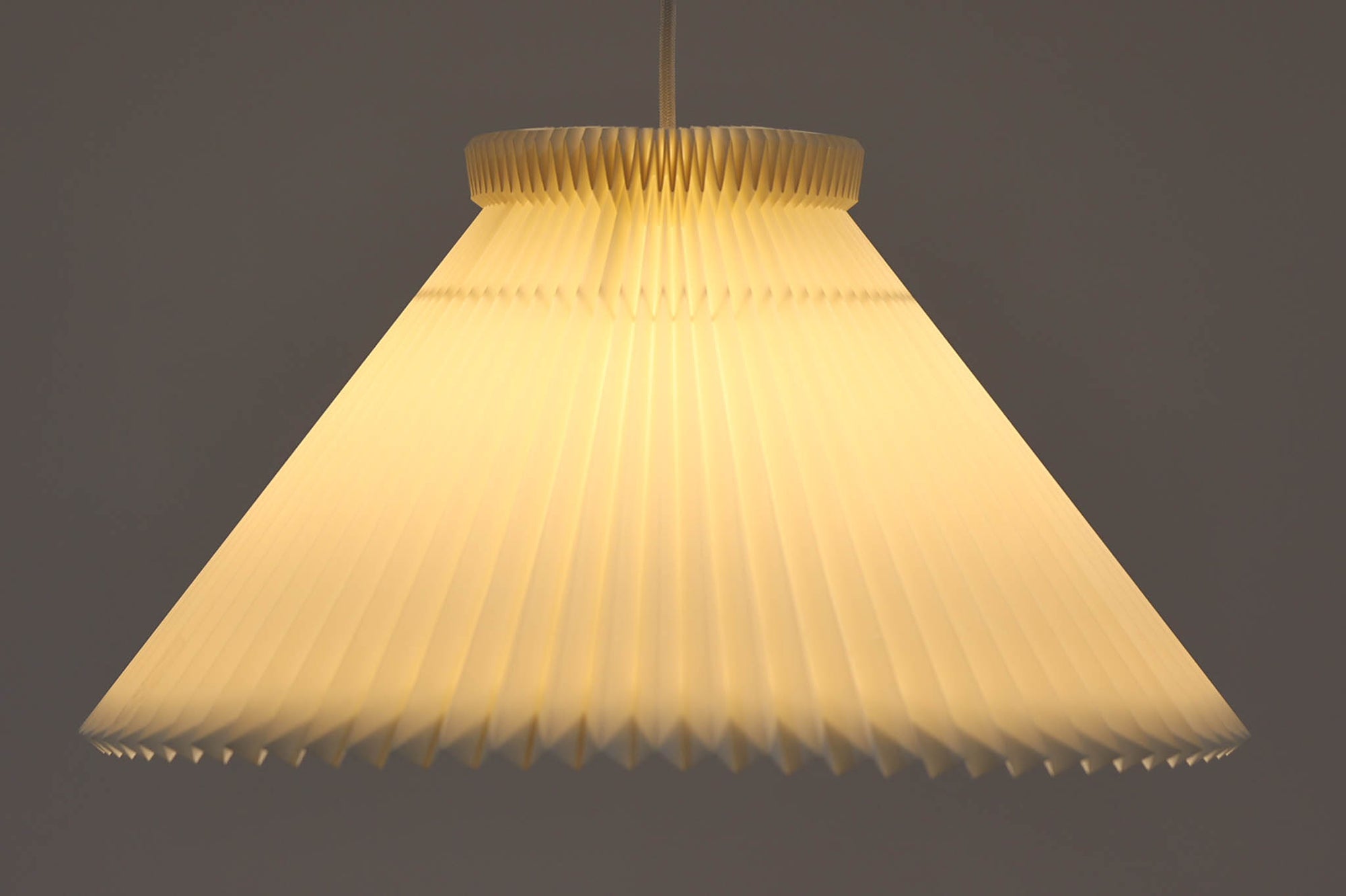 北欧より買い付けた、LE KLINT社製ランプです。LE KLINTを代表するモデルで、折り目から暖かい光がお部屋に広がります。