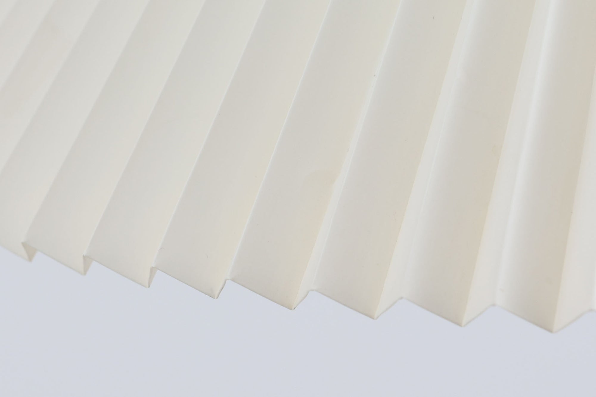 北欧より買い付けた、LE KLINT社製ランプです。LE KLINTを代表するモデルで、折り目から暖かい光がお部屋に広がります。