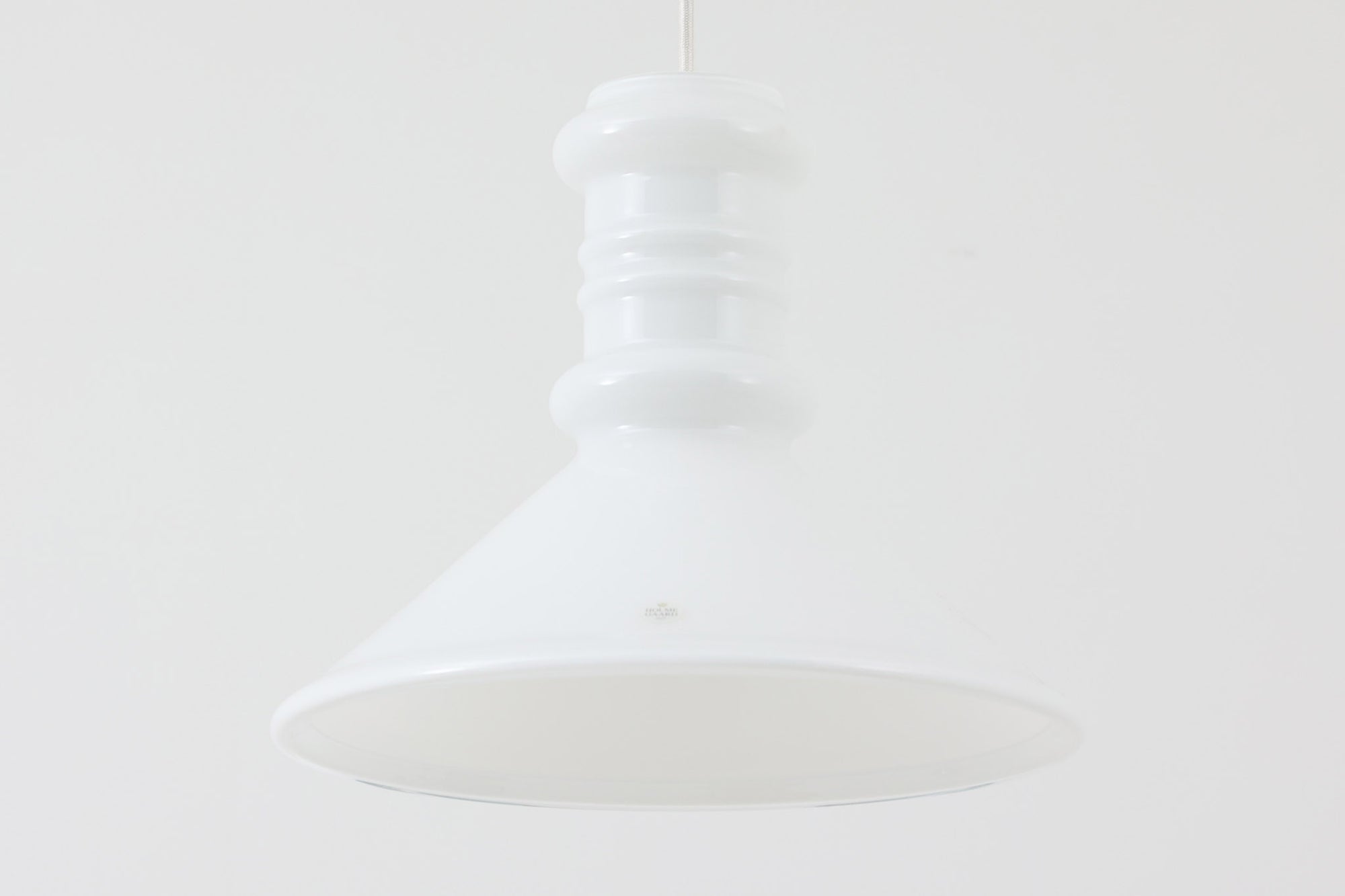 北欧より買い付けた、Holmgaard社製(現Royal Copenhagen)ビンテージランプです。現在は照明製品が作成されておらず希少価値の高いものとなっております。厚みのあるオパールガラスが使用されている「Apoteker」シリーズです。天井から吊るすだけでお部屋を可愛く演出してくれそうです。