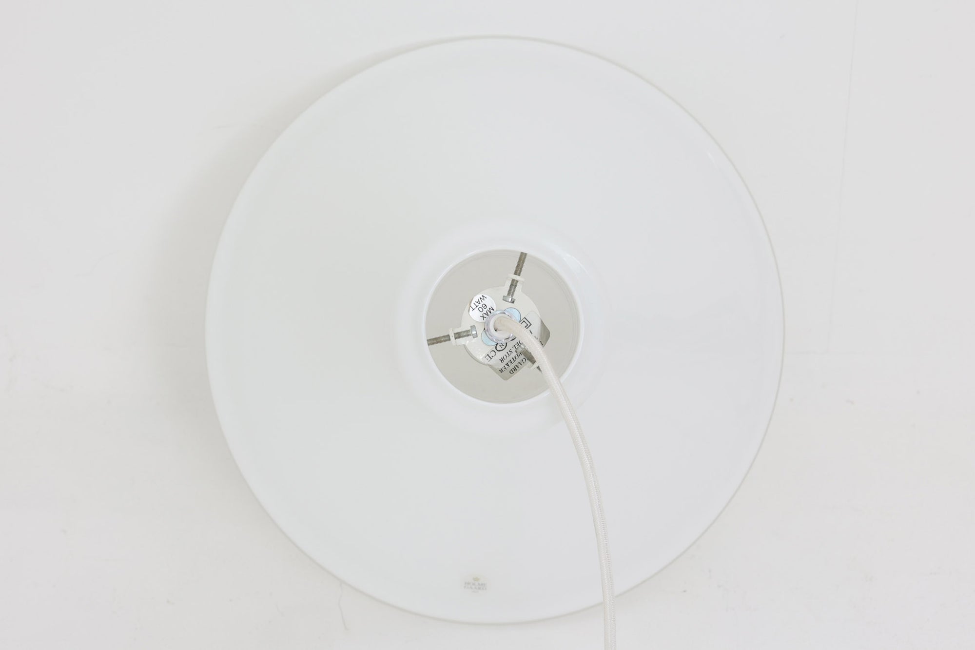 北欧より買い付けた、Holmgaard社製(現Royal Copenhagen)ビンテージランプです。現在は照明製品が作成されておらず希少価値の高いものとなっております。厚みのあるオパールガラスが使用されている「Apoteker」シリーズです。天井から吊るすだけでお部屋を可愛く演出してくれそうです。