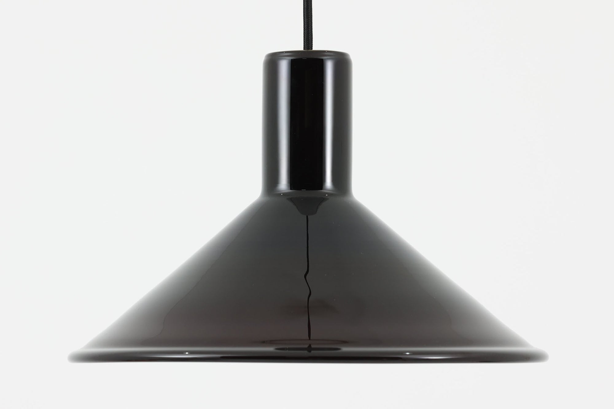 北欧より買い付けた、Holmgaard社製ビンテージランプです。照明部分はデンマークを代表する照明メーカーFog & morup社によって作成されています。Holmgaard社のペンダントライトの中でも人気の「P&T PENDEL」シリーズで内と外側の2層の色味が特徴的です。消灯＆点灯時にそれぞれ違った表情を見せてくれる素敵なデザインです。