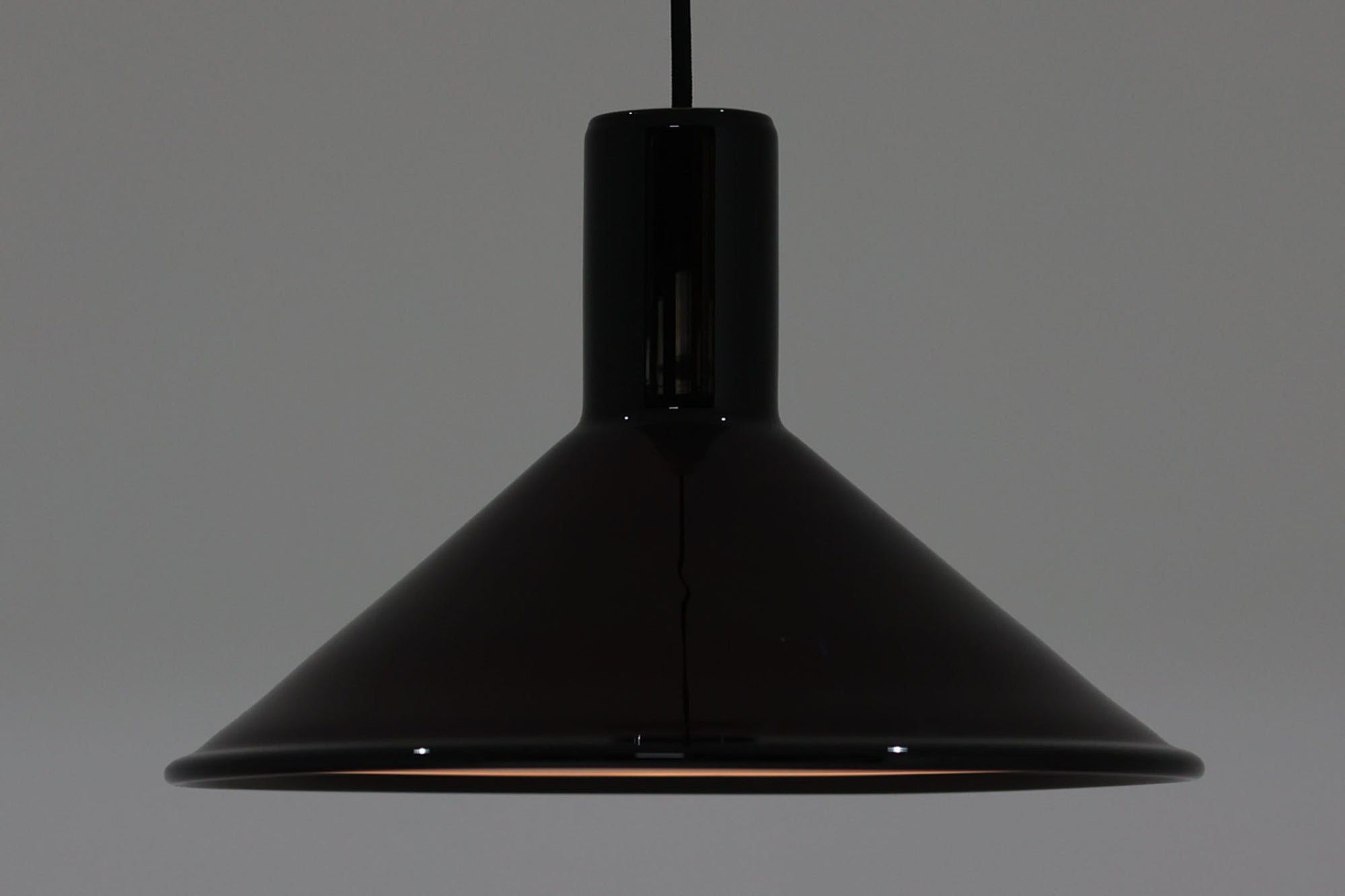 北欧より買い付けた、Holmgaard社製ビンテージランプです。照明部分はデンマークを代表する照明メーカーFog & morup社によって作成されています。Holmgaard社のペンダントライトの中でも人気の「P&T PENDEL」シリーズで内と外側の2層の色味が特徴的です。消灯＆点灯時にそれぞれ違った表情を見せてくれる素敵なデザインです。