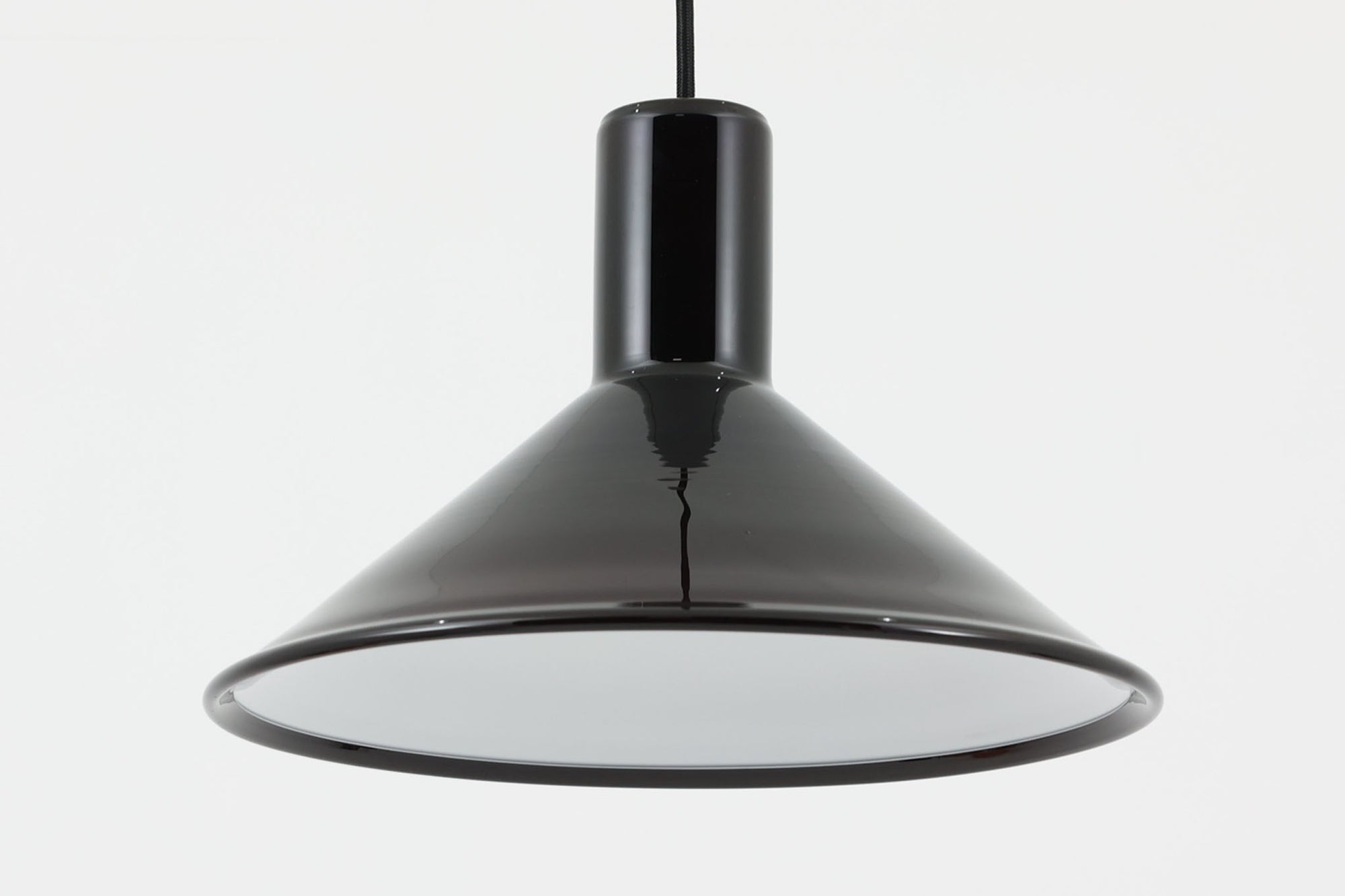 北欧より買い付けた、Holmgaard社製ビンテージランプです。照明部分はデンマークを代表する照明メーカーFog &amp; morup社によって作成されています。Holmgaard社のペンダントライトの中でも人気の「P&amp;T PENDEL」シリーズで内と外側の2層の色味が特徴的です。消灯＆点灯時にそれぞれ違った表情を見せてくれる素敵なデザインです。