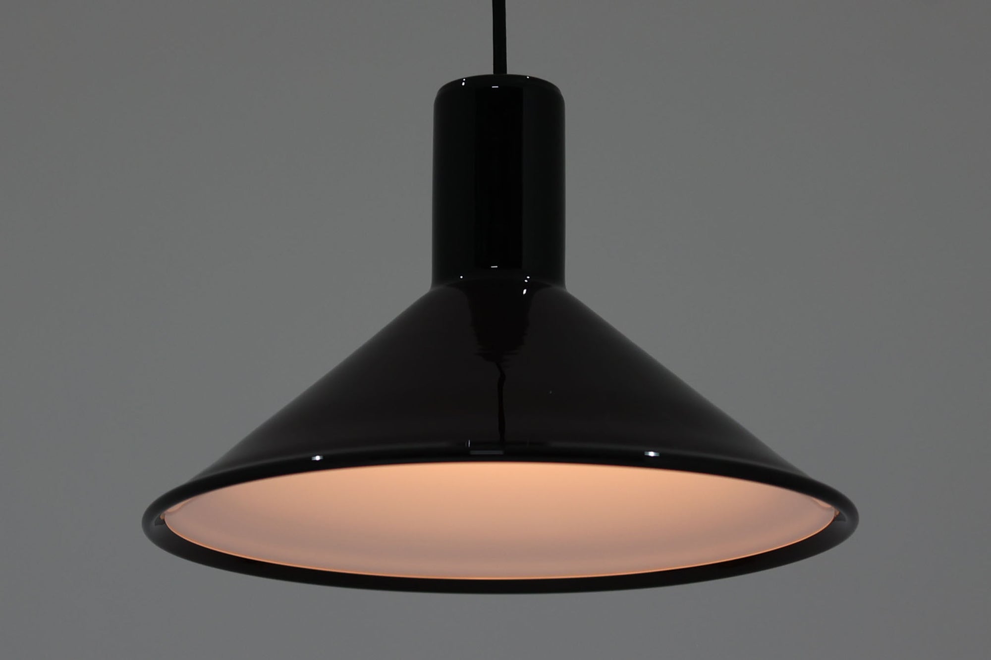 北欧より買い付けた、Holmgaard社製ビンテージランプです。照明部分はデンマークを代表する照明メーカーFog &amp; morup社によって作成されています。Holmgaard社のペンダントライトの中でも人気の「P&amp;T PENDEL」シリーズで内と外側の2層の色味が特徴的です。消灯＆点灯時にそれぞれ違った表情を見せてくれる素敵なデザインです。