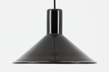 北欧より買い付けた、Holmgaard社製ビンテージランプです。照明部分はデンマークを代表する照明メーカーFog & morup社によって作成されています。Holmgaard社のペンダントライトの中でも人気の「P&T PENDEL」シリーズで内と外側の2層の色味が特徴的です。消灯＆点灯時にそれぞれ違った表情を見せてくれる素敵なデザインです。